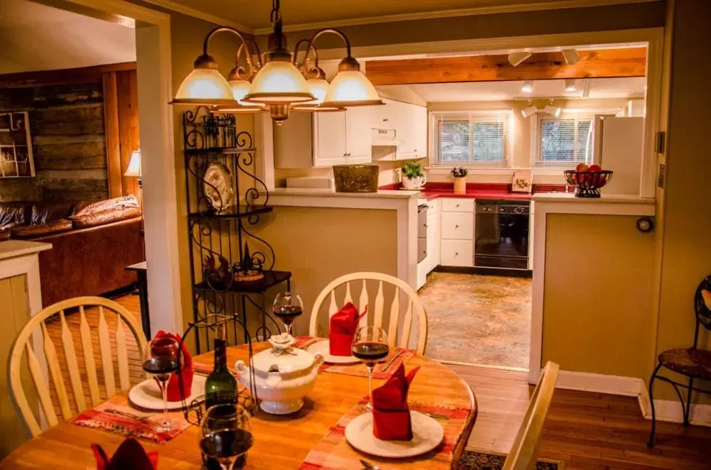 Kitchen or kitchenette, Restaurant/Places to Eat in Asheville Cabins of Willow Winds