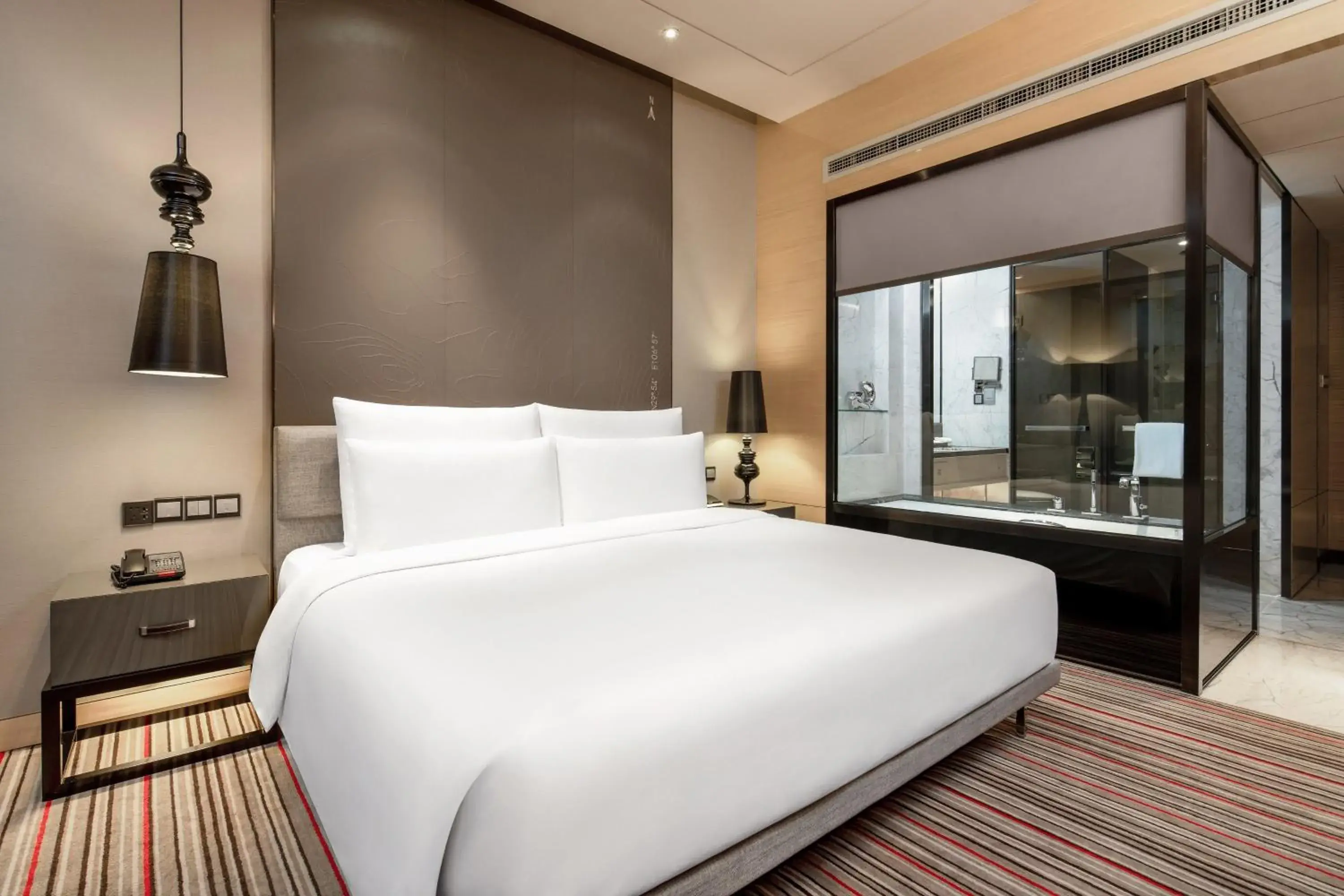 Photo of the whole room, Bed in Le Meridien Chongqing Nan'an