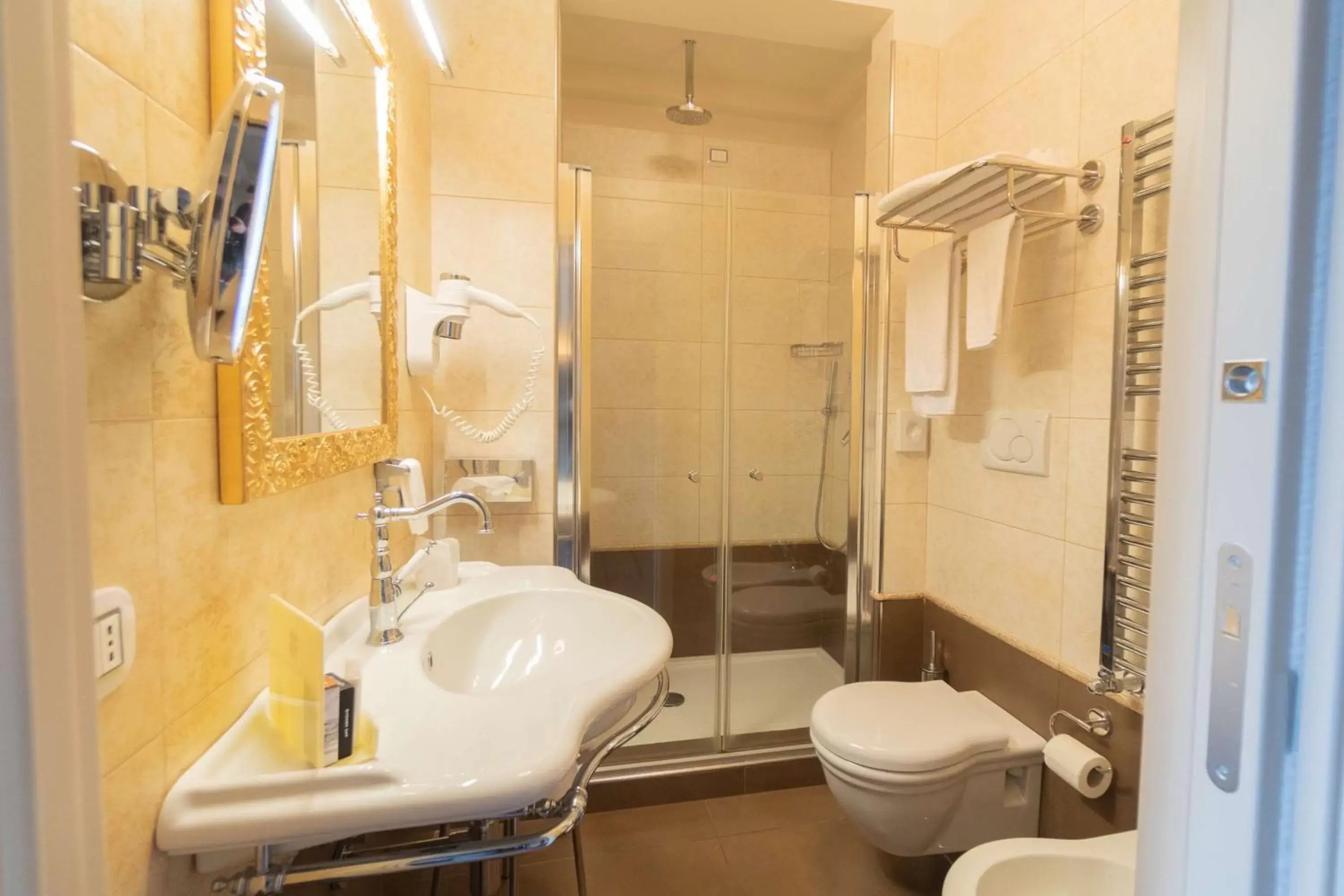 Bathroom in Best Western Plus Hotel Perla Del Porto