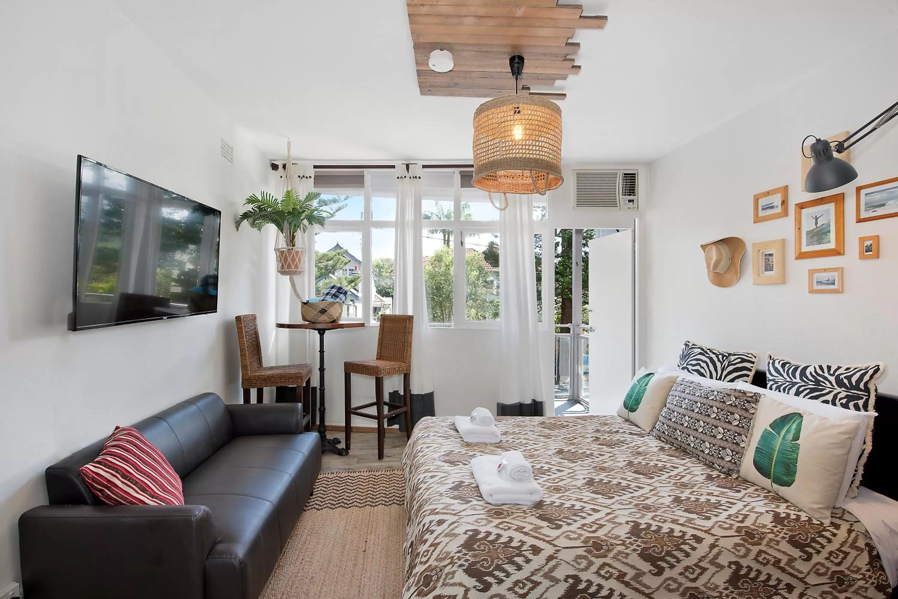 Bed in Manly Waves Studios & Apartments