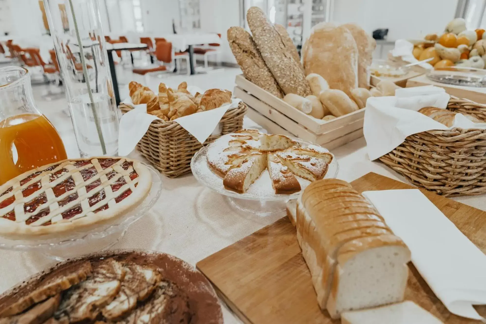 Breakfast, Food in Grand Hotel Croce Di Malta