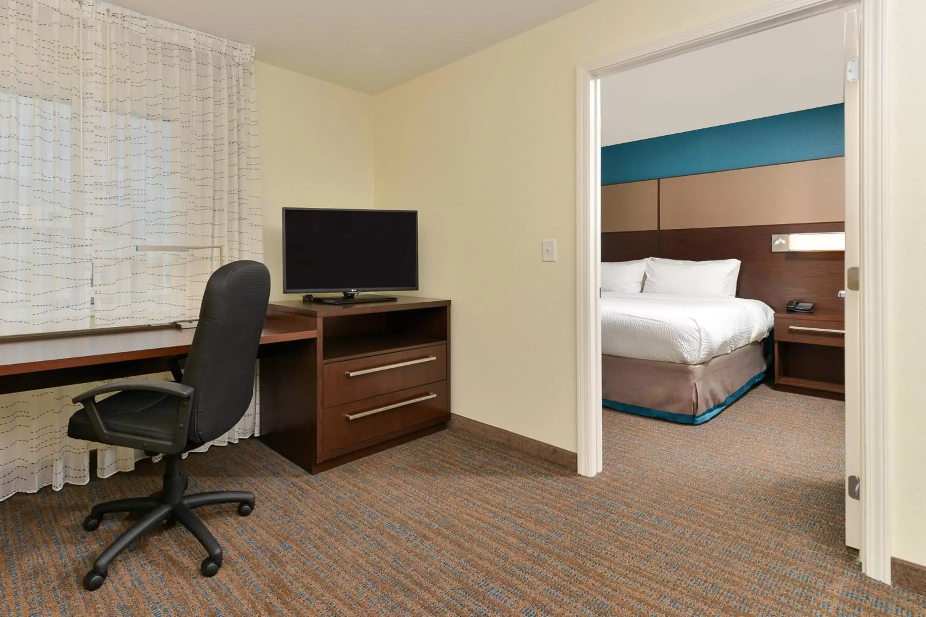 Bedroom, TV/Entertainment Center in Residence Inn by Marriott Des Moines Downtown