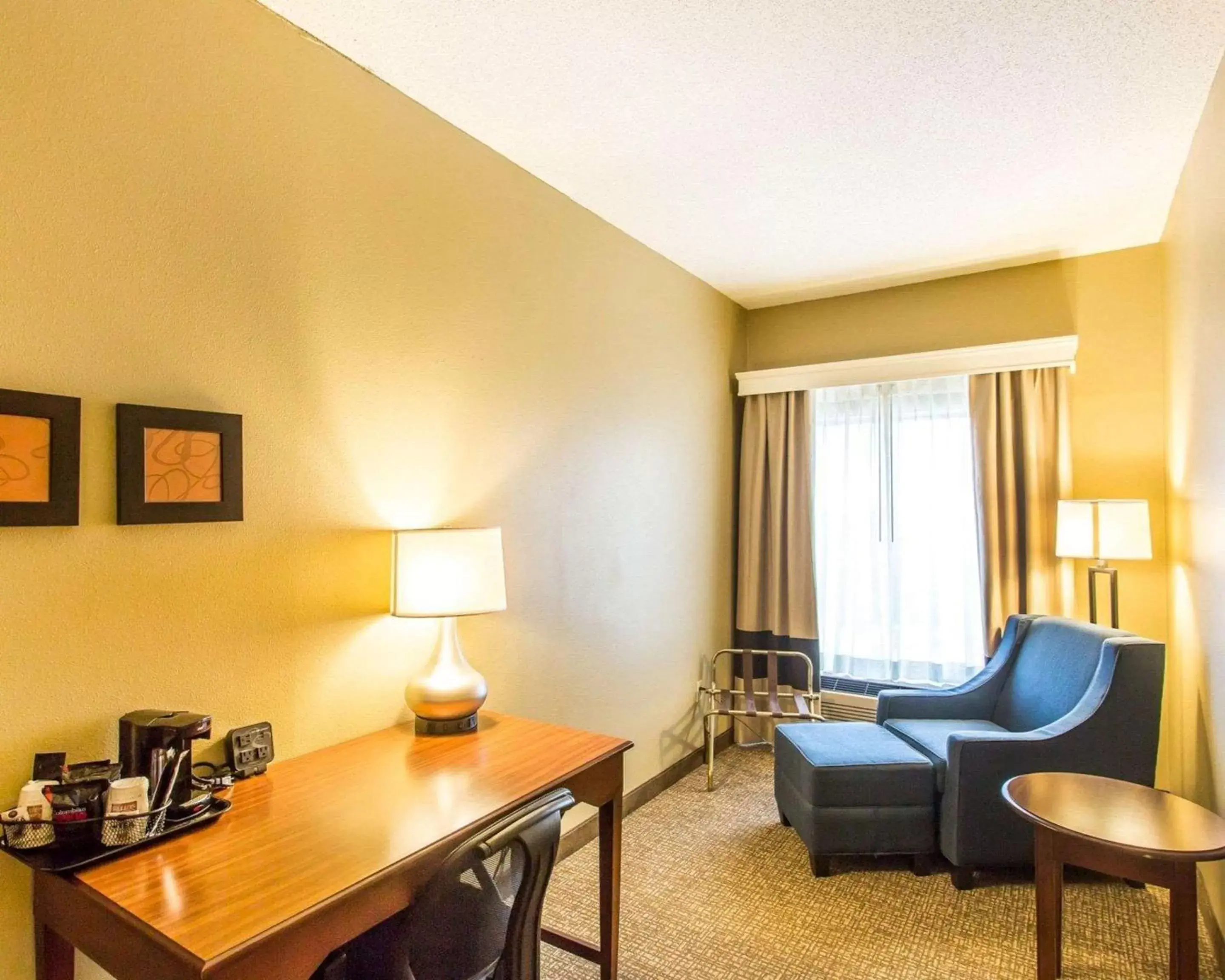 Photo of the whole room, Seating Area in Comfort Suites Cookeville