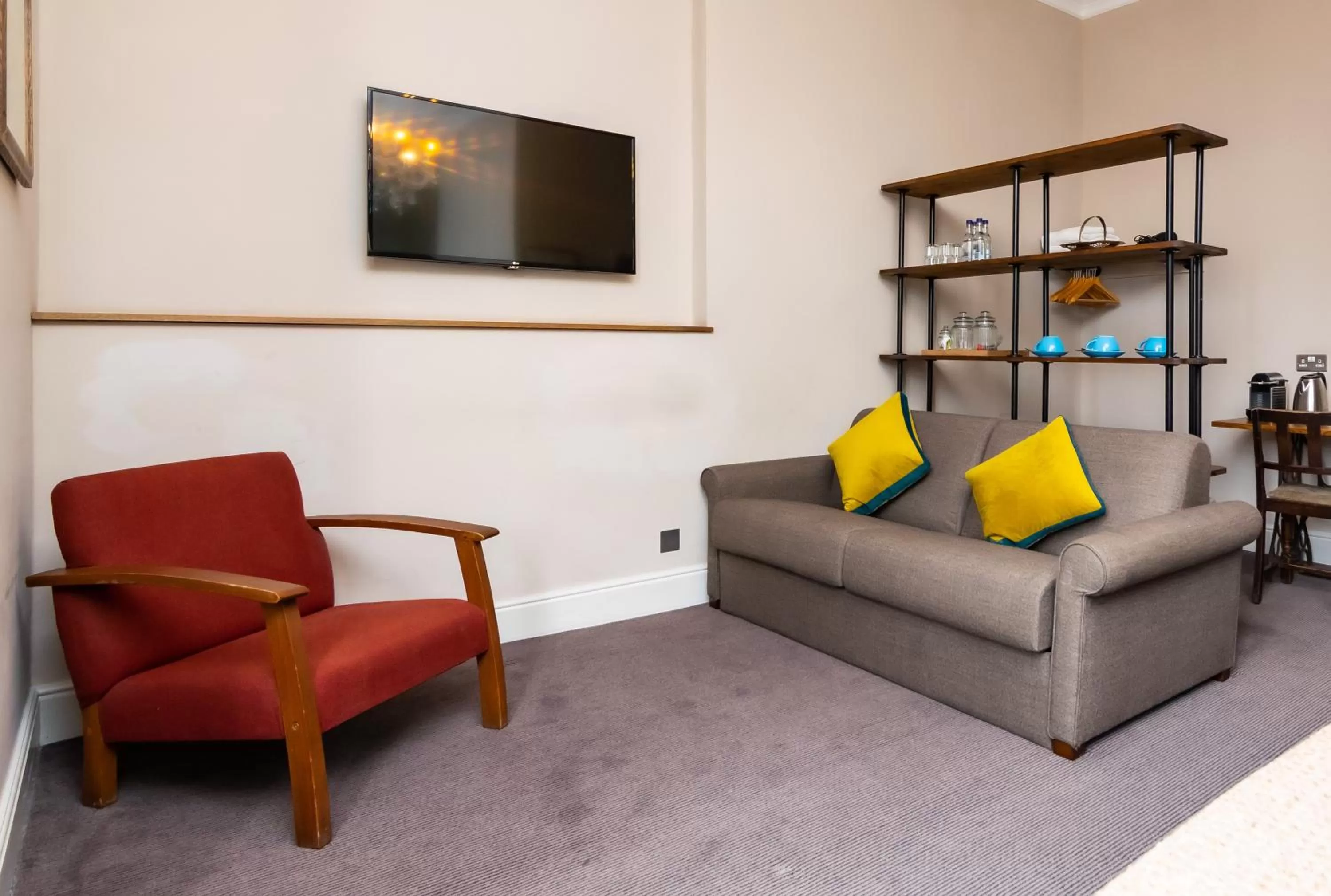 TV and multimedia in Kew Gardens Hotel