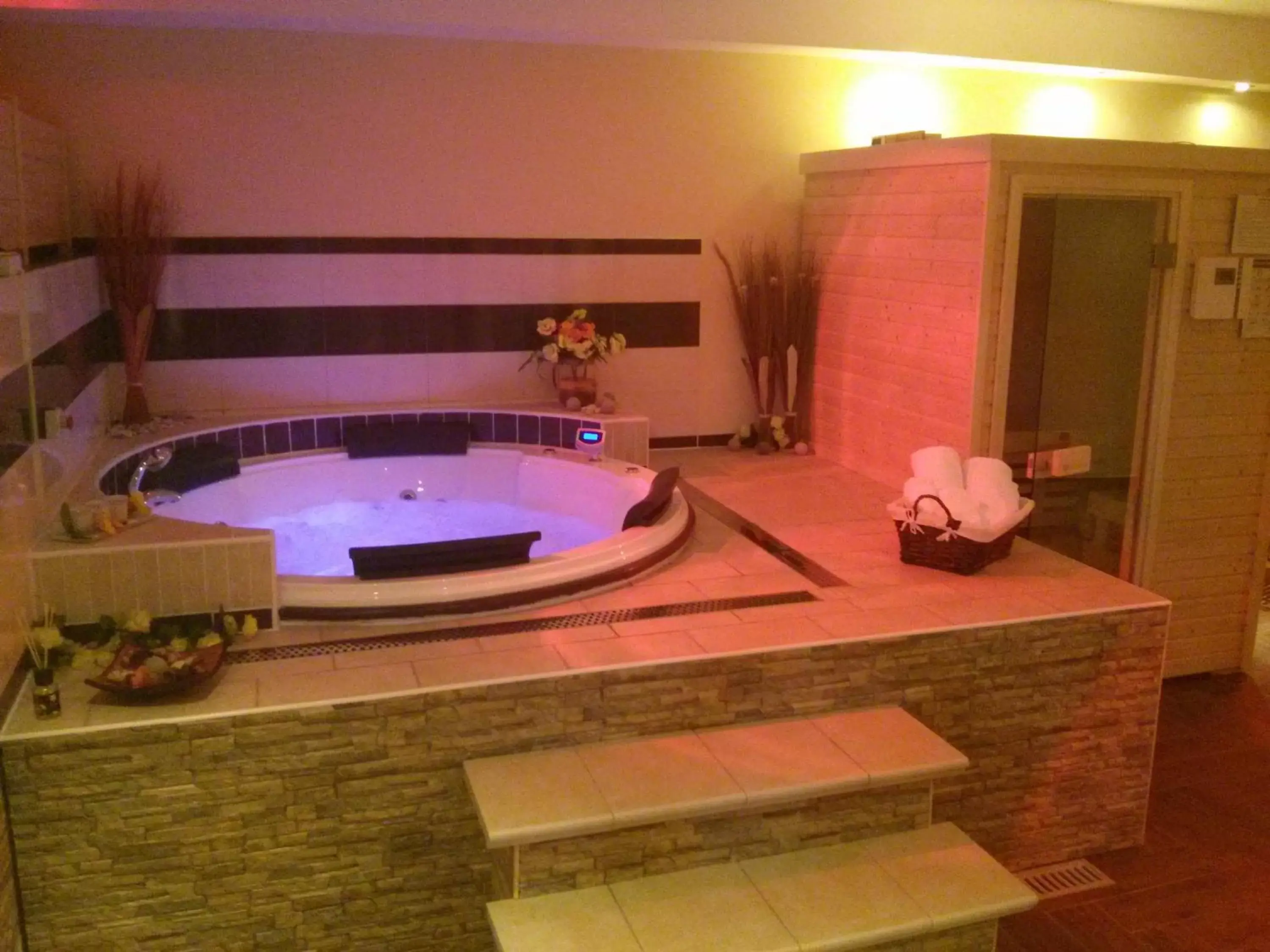 Hot Tub, Bathroom in Hotel Paradiso