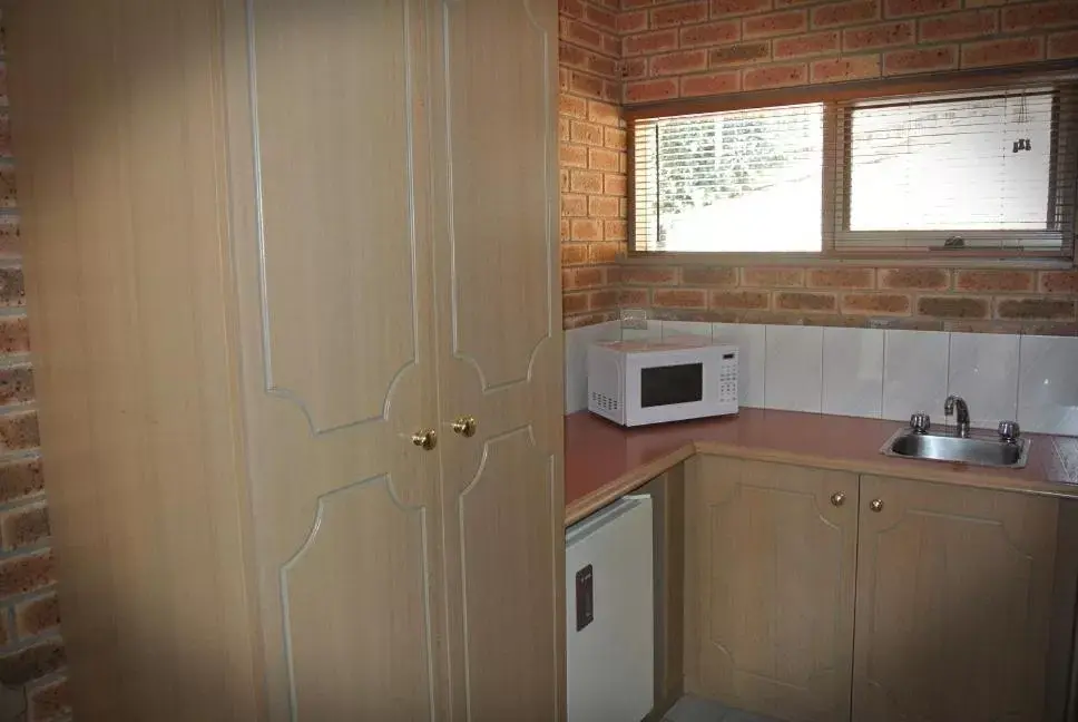 Kitchen or kitchenette, Kitchen/Kitchenette in Eltham Motor Inn