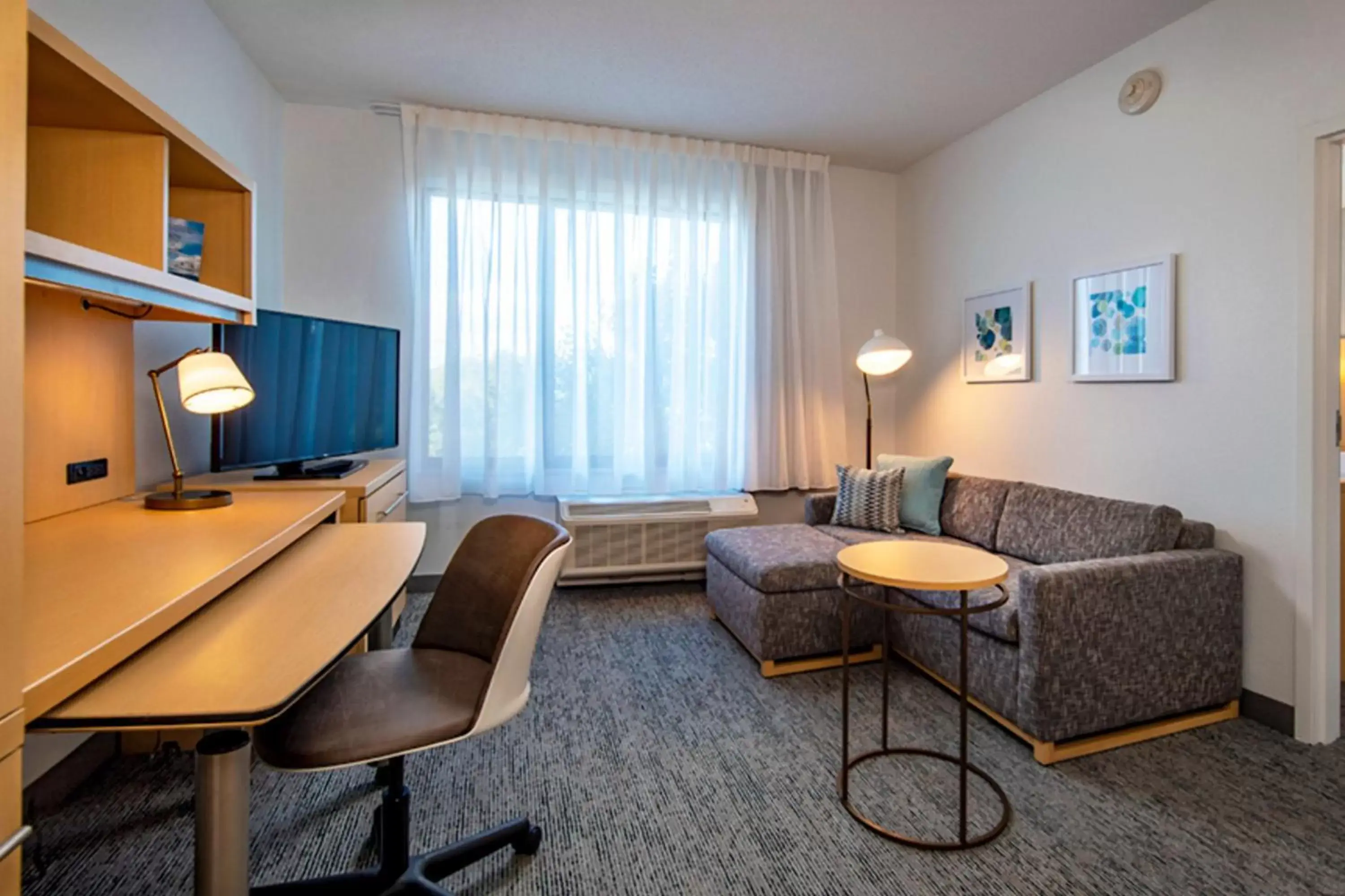 Living room, TV/Entertainment Center in TownePlace Suites by Marriott Frederick