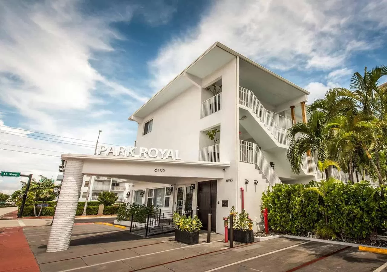 Property building in Park Royal Miami Beach