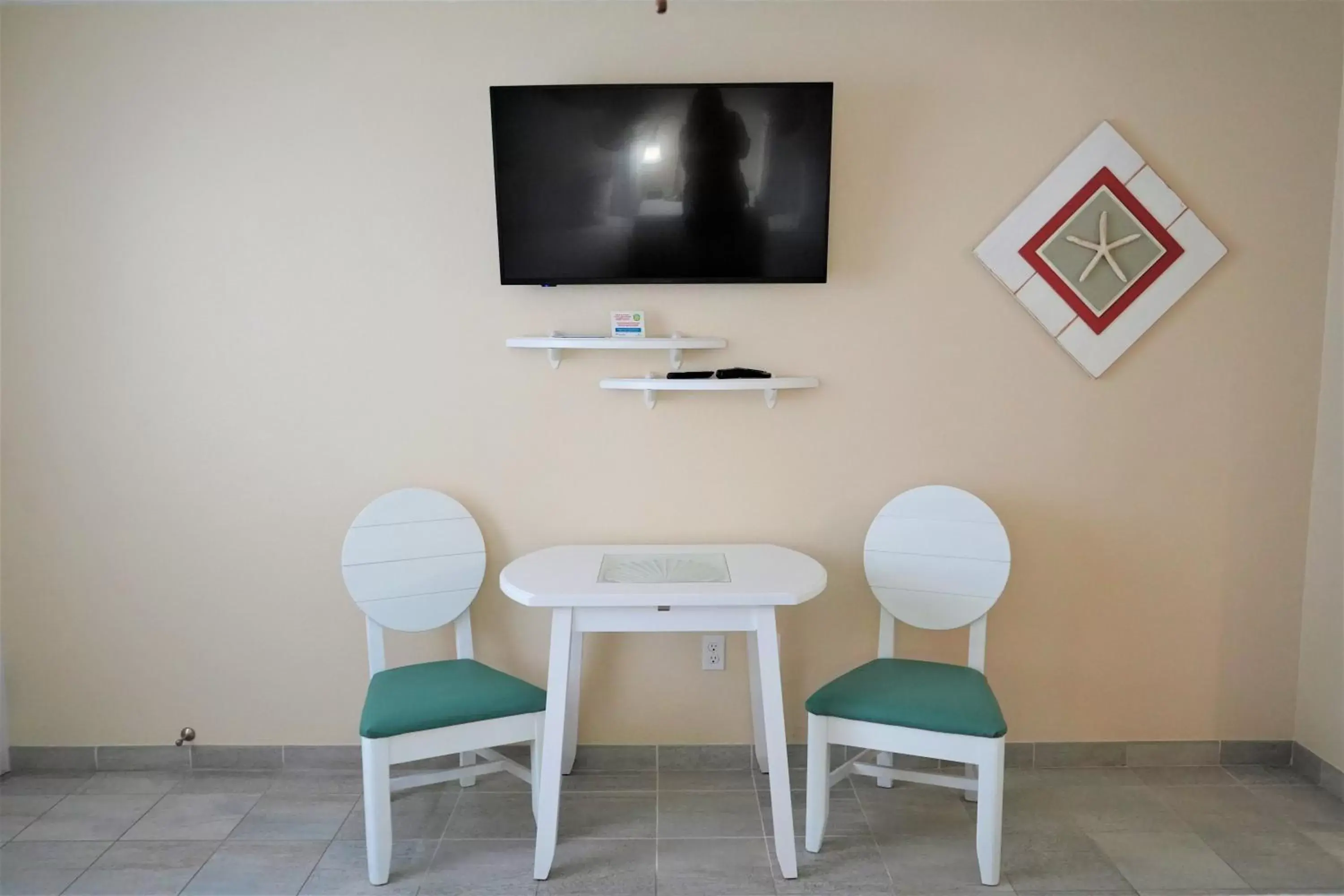 Seating area, TV/Entertainment Center in Glunz Ocean Beach Hotel and Resort