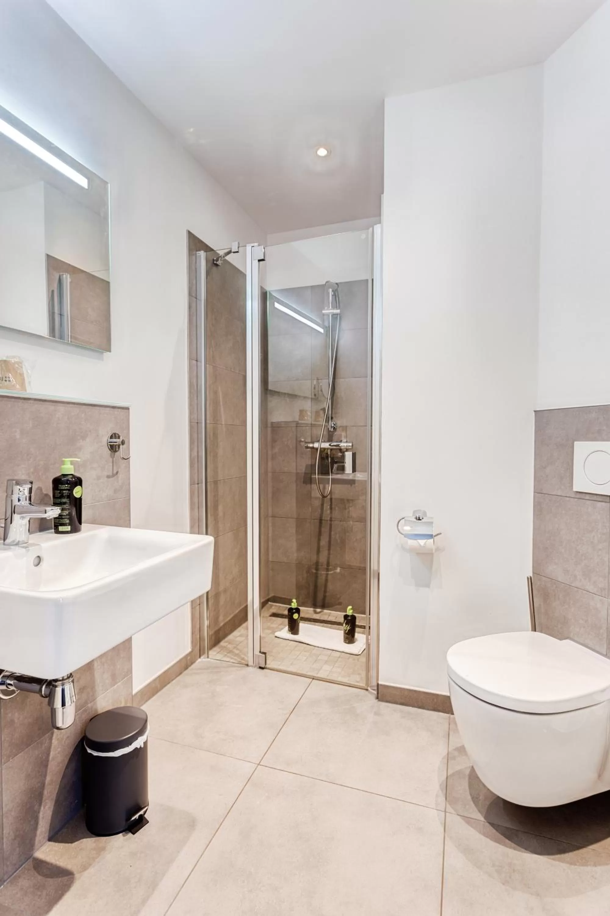 Shower in Limehome Köln Friesenplatz - Digital Access