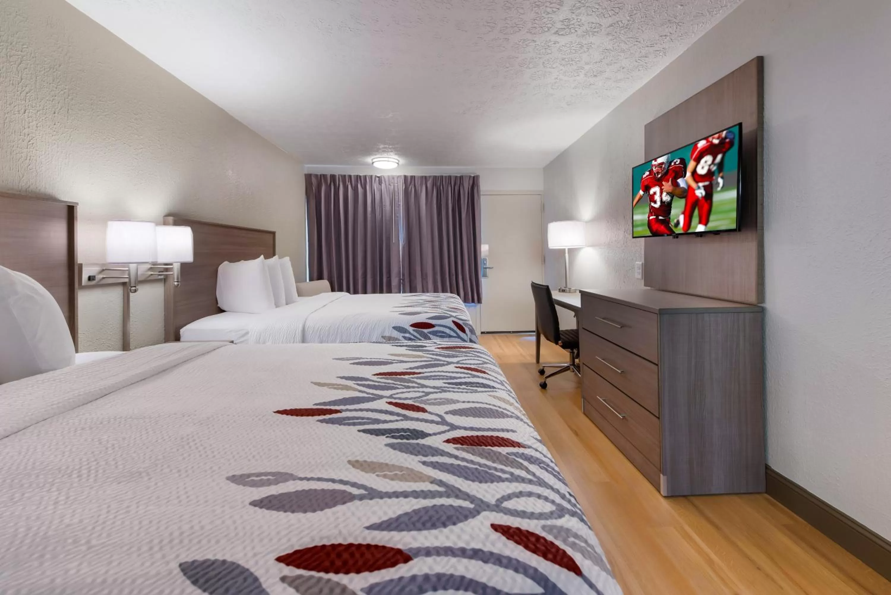 Photo of the whole room, Bed in Red Roof Inn Dayton - Moraine/U of Dayton