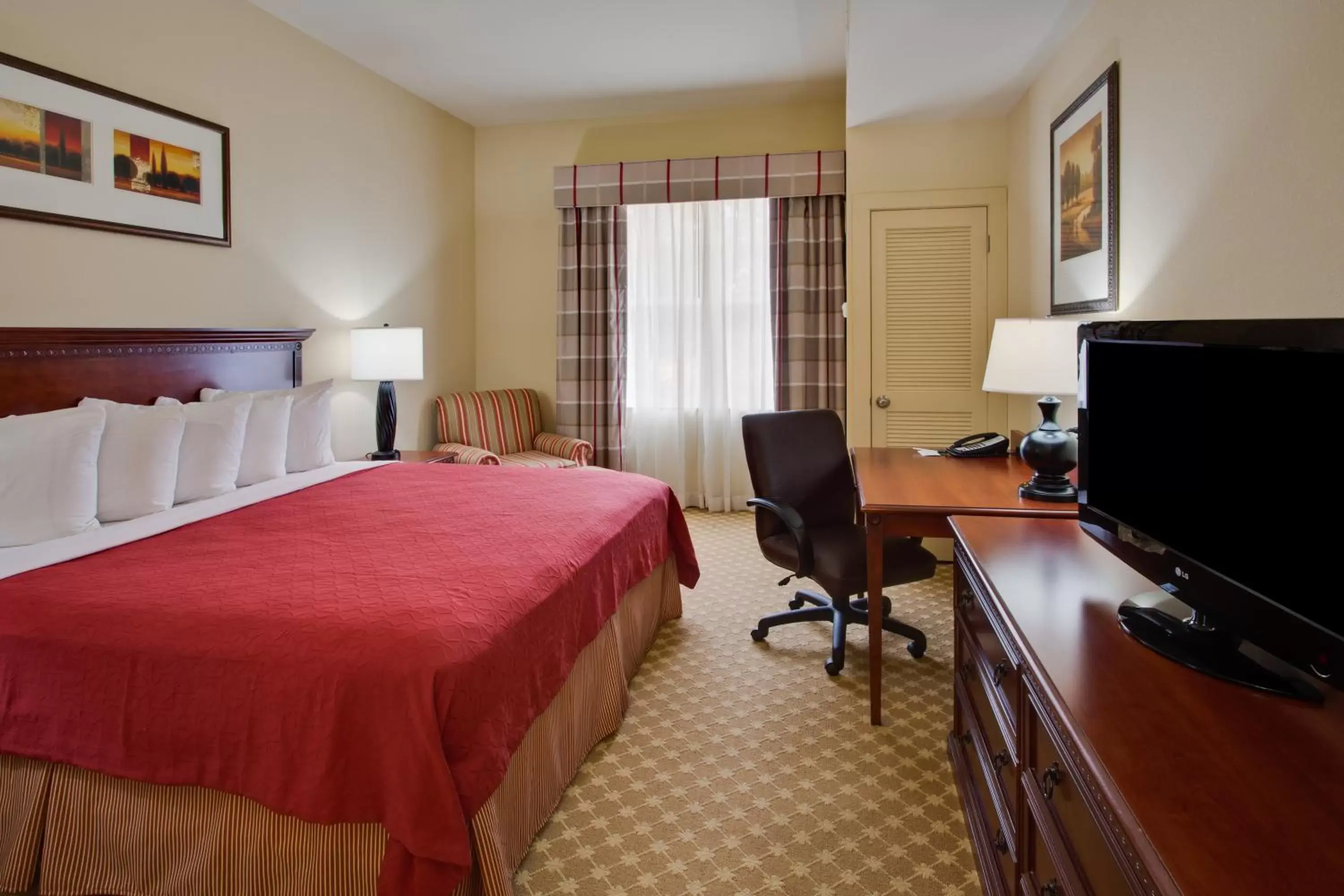 Day, Bed in Country Inn & Suites by Radisson, Crestview, FL
