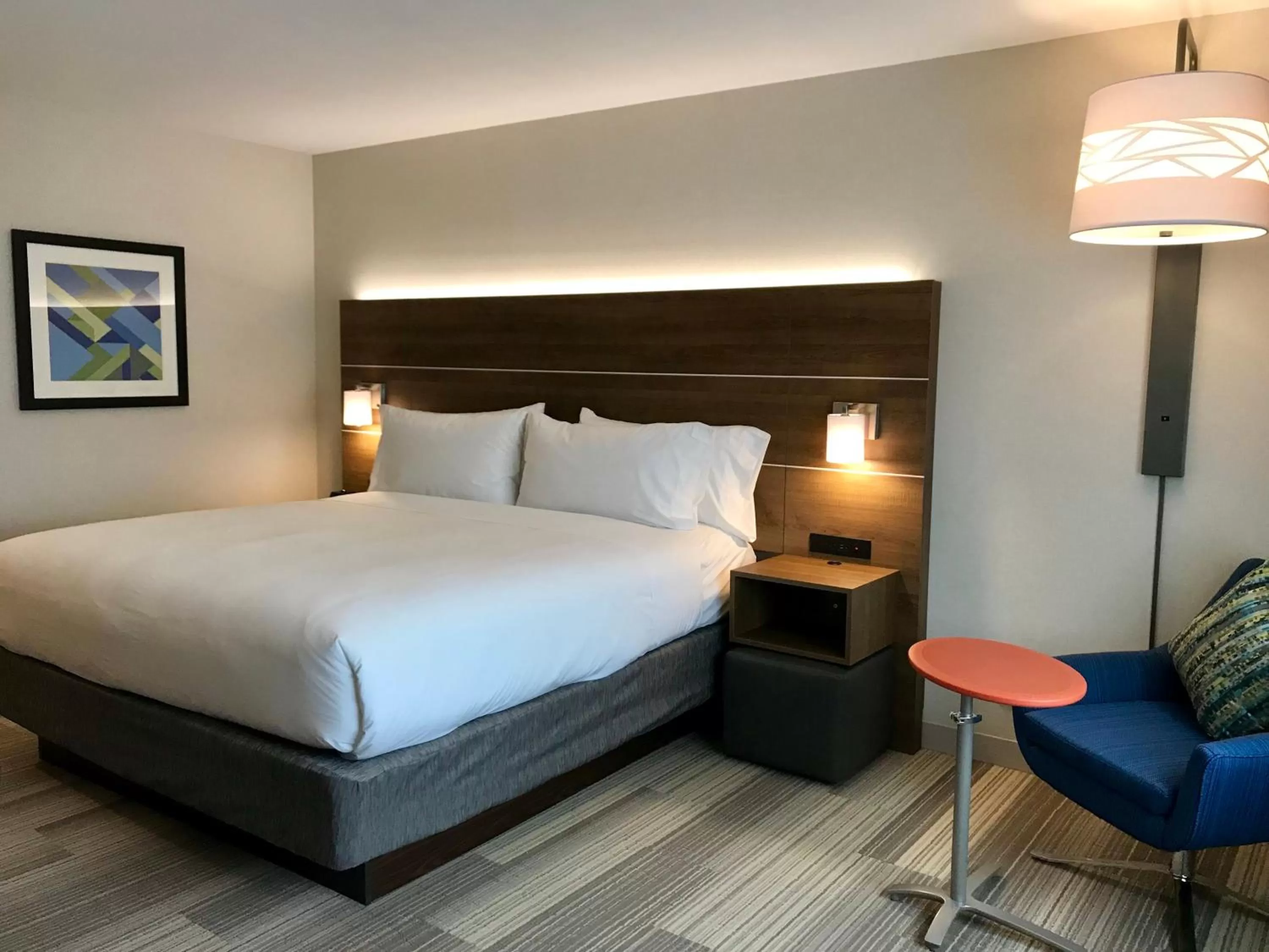 Photo of the whole room, Bed in Holiday Inn Express & Suites Pasadena - Los Angeles by IHG