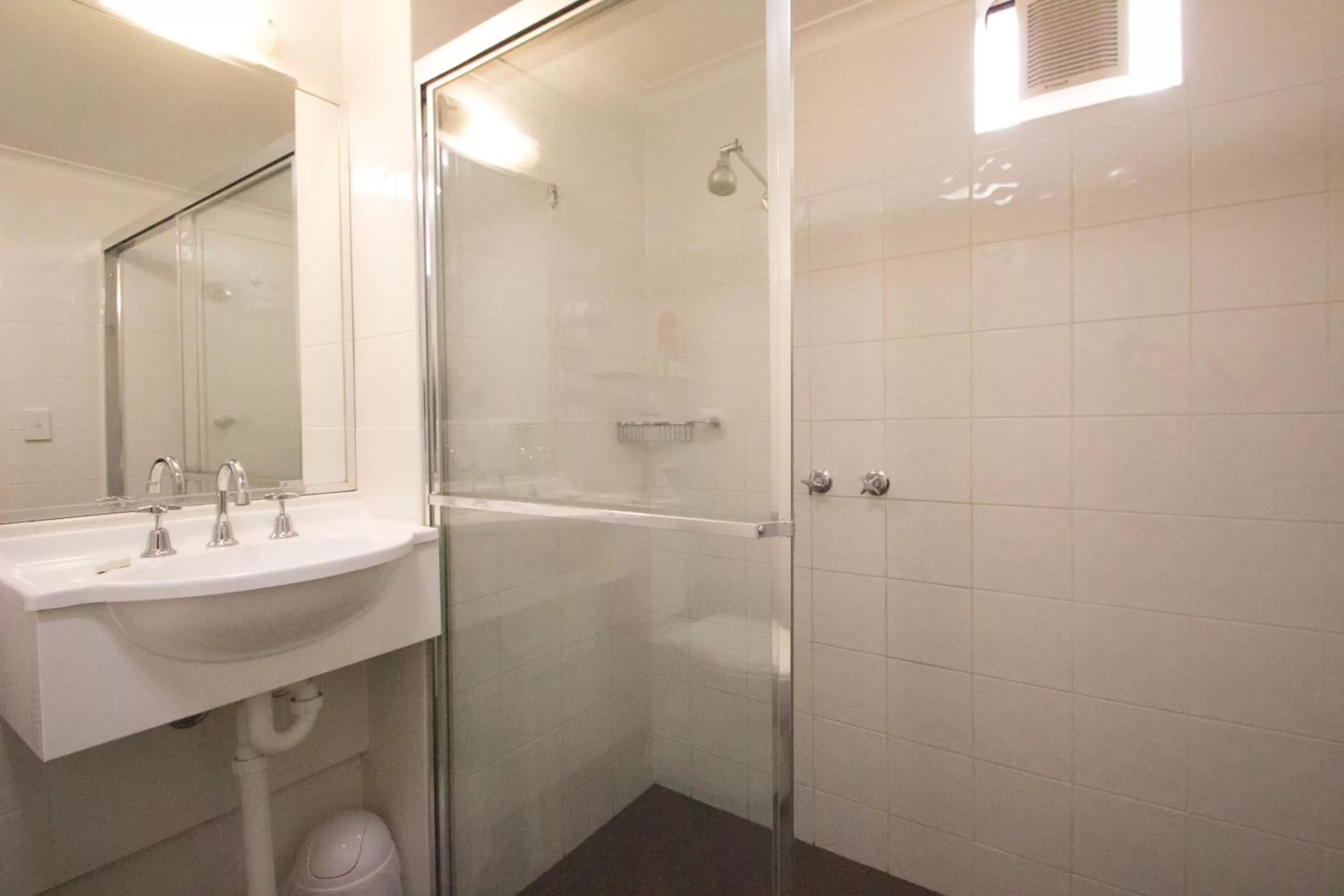 Bathroom in Old Willyama Motor Inn