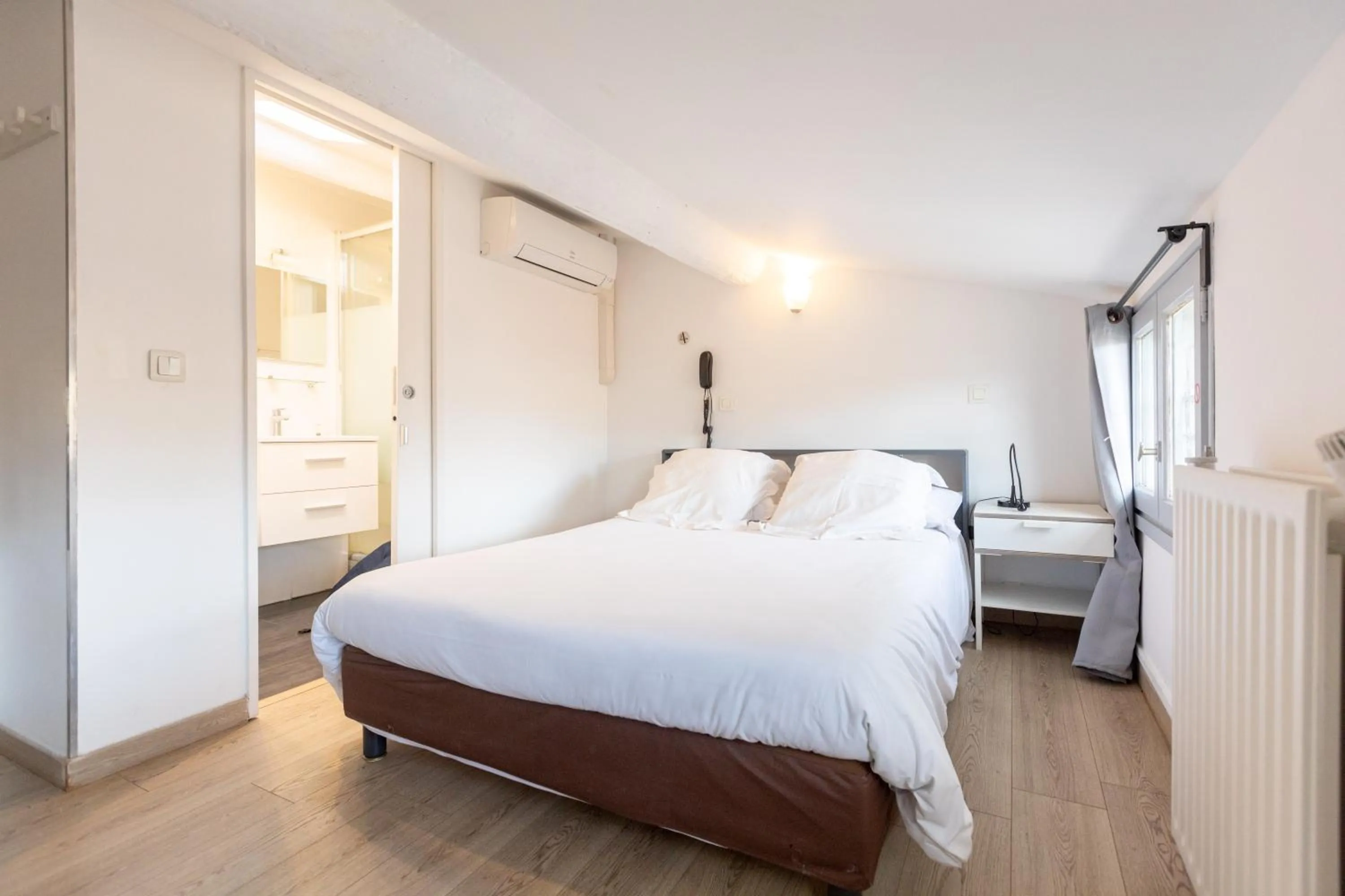 Bed in Hôtel Edmond Rostand