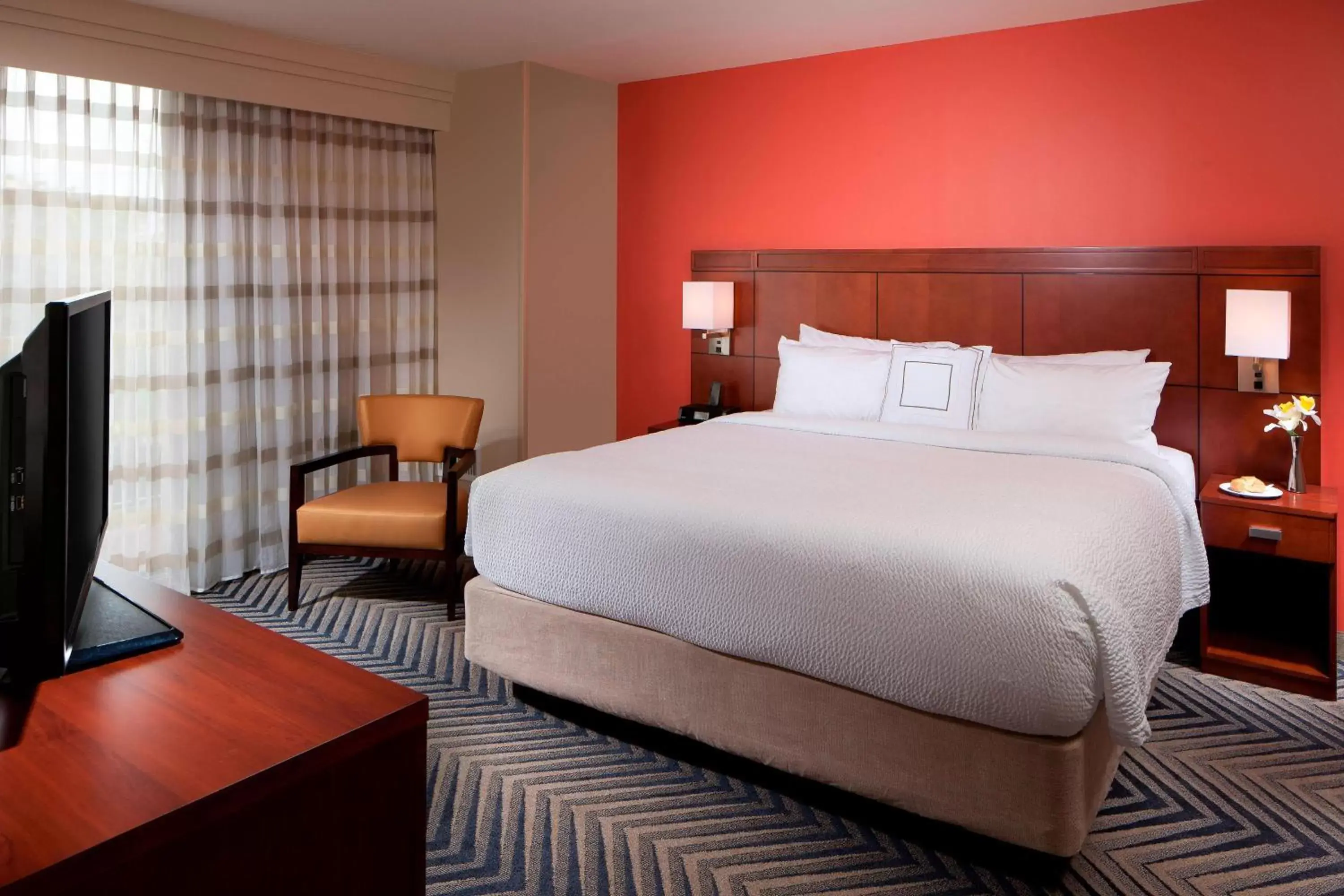 Bedroom, Bed in Courtyard by Marriott Fort Lauderdale East / Lauderdale-by-the-Sea
