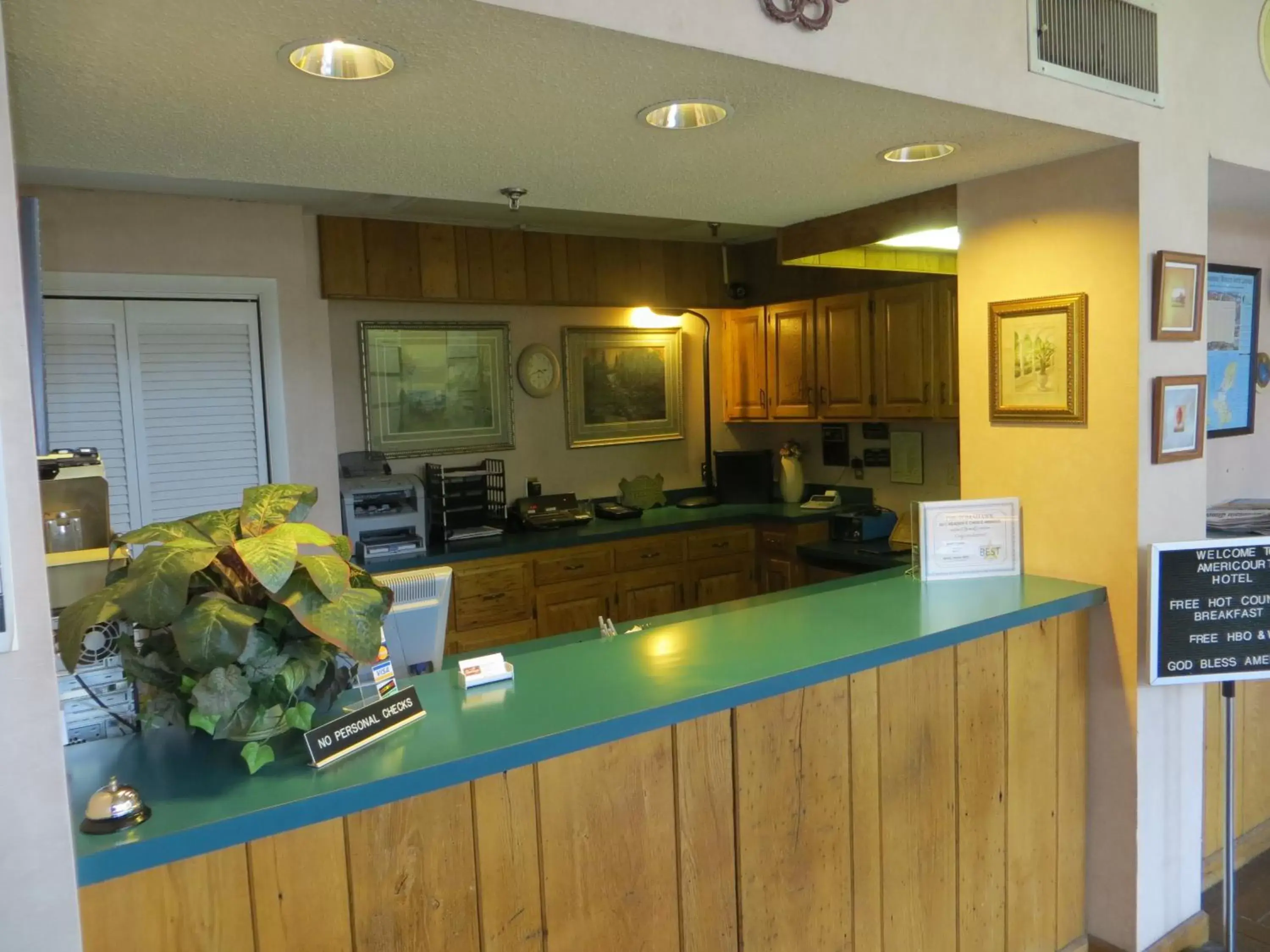 Lobby or reception, Kitchen/Kitchenette in Americourt Hotel - Mountain City