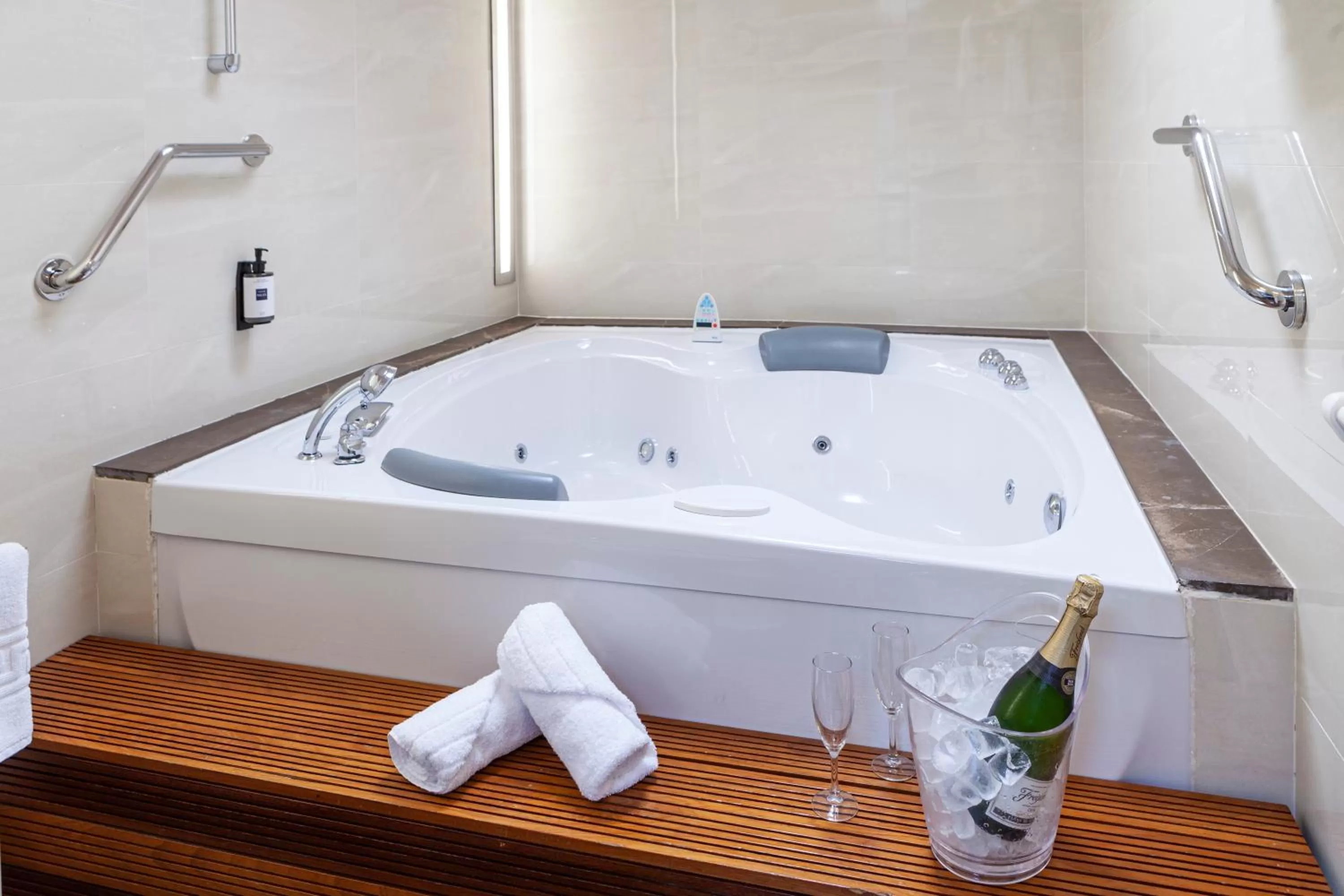 Hot Tub in Hotel Macià Alfaros