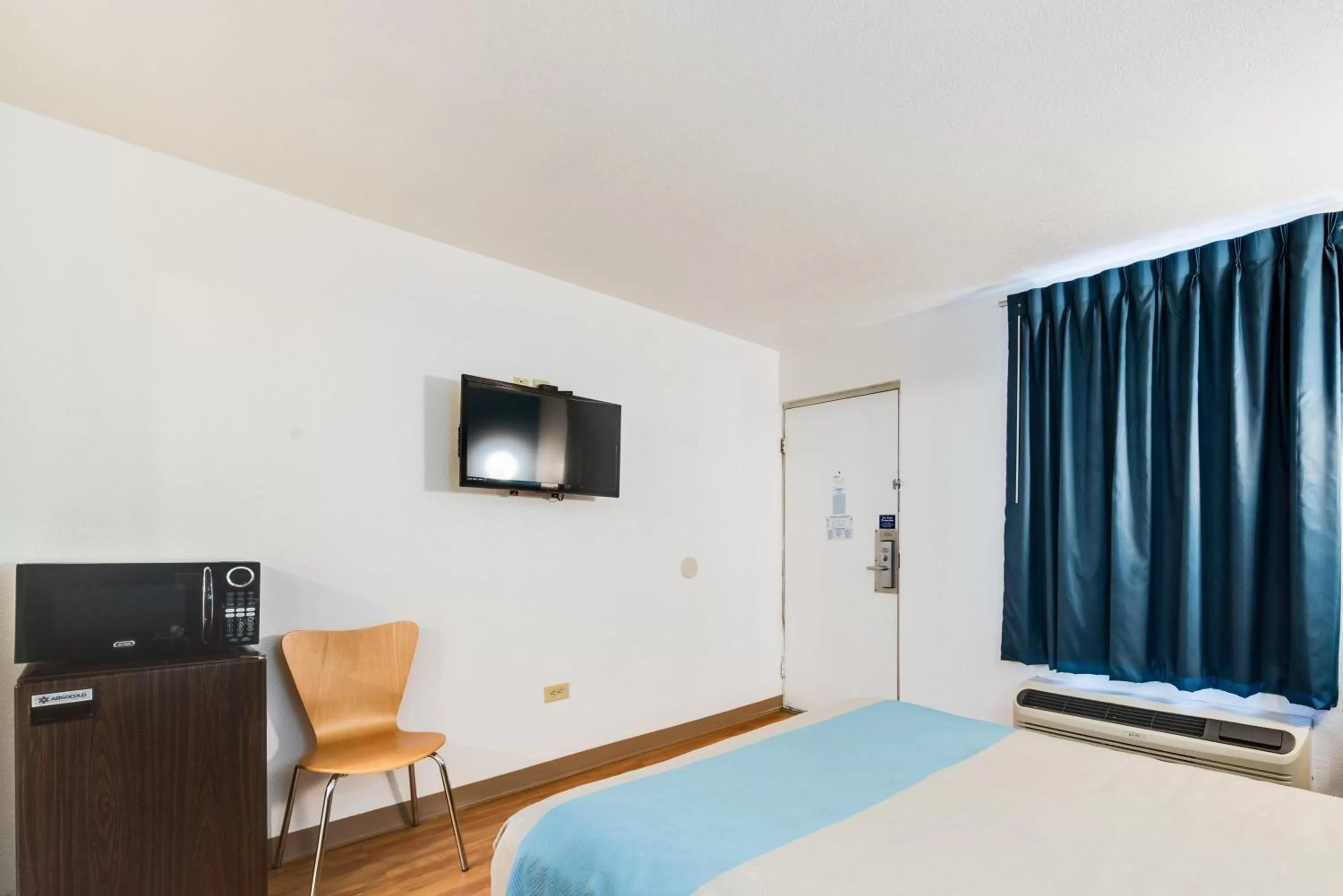 Bedroom, Bed in Motel 6-Kingston, TN