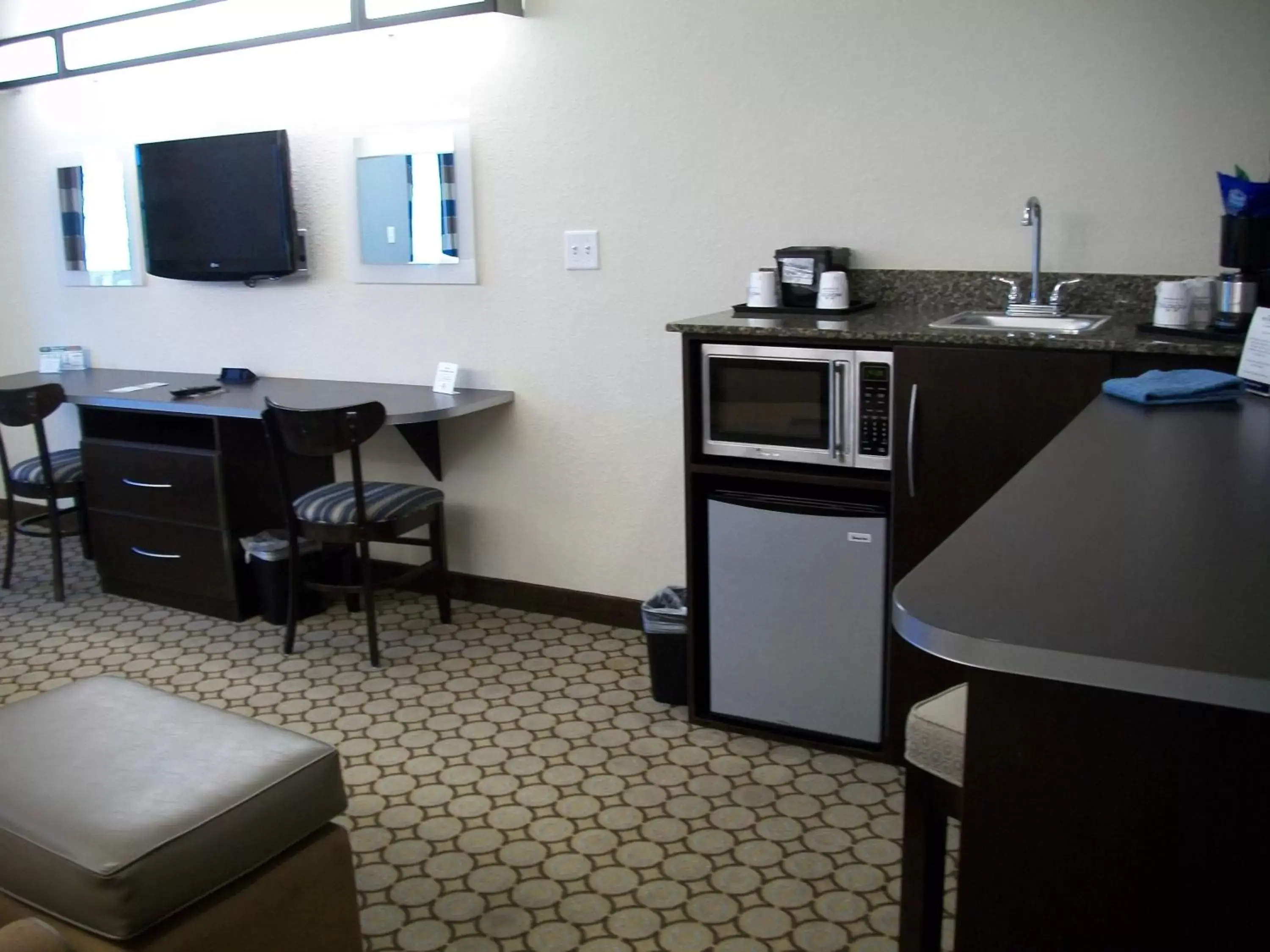 Bedroom, TV/Entertainment Center in Microtel Inn & Suites by Wyndham Spring Hill/Weeki Wachee