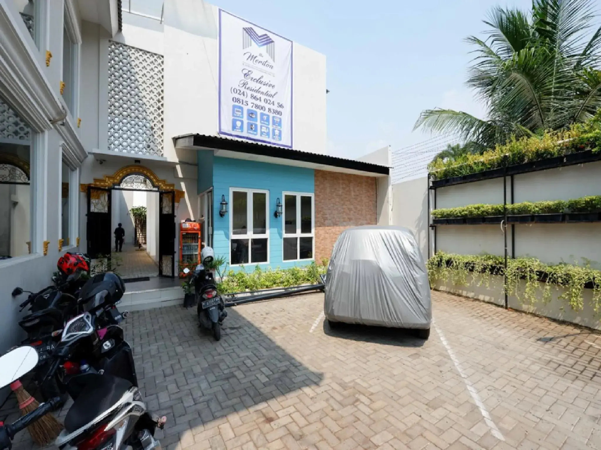 Property building in RedDoorz Plus near Paragon Mall Semarang Property building in RedDoorz Plus near Paragon Mall Semarang