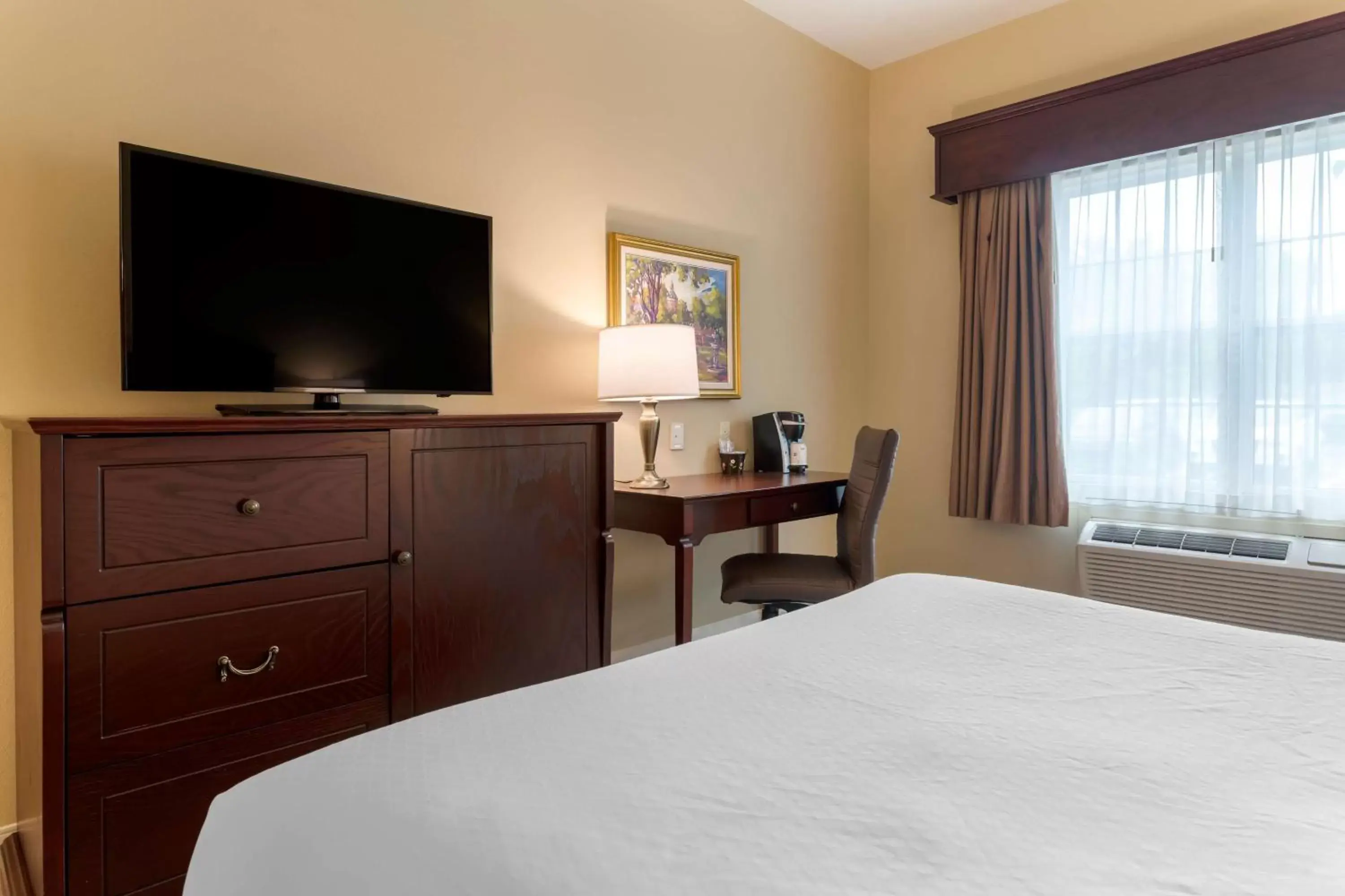 Bedroom, TV/Entertainment Center in Best Western Plus Fredericton Hotel & Suites