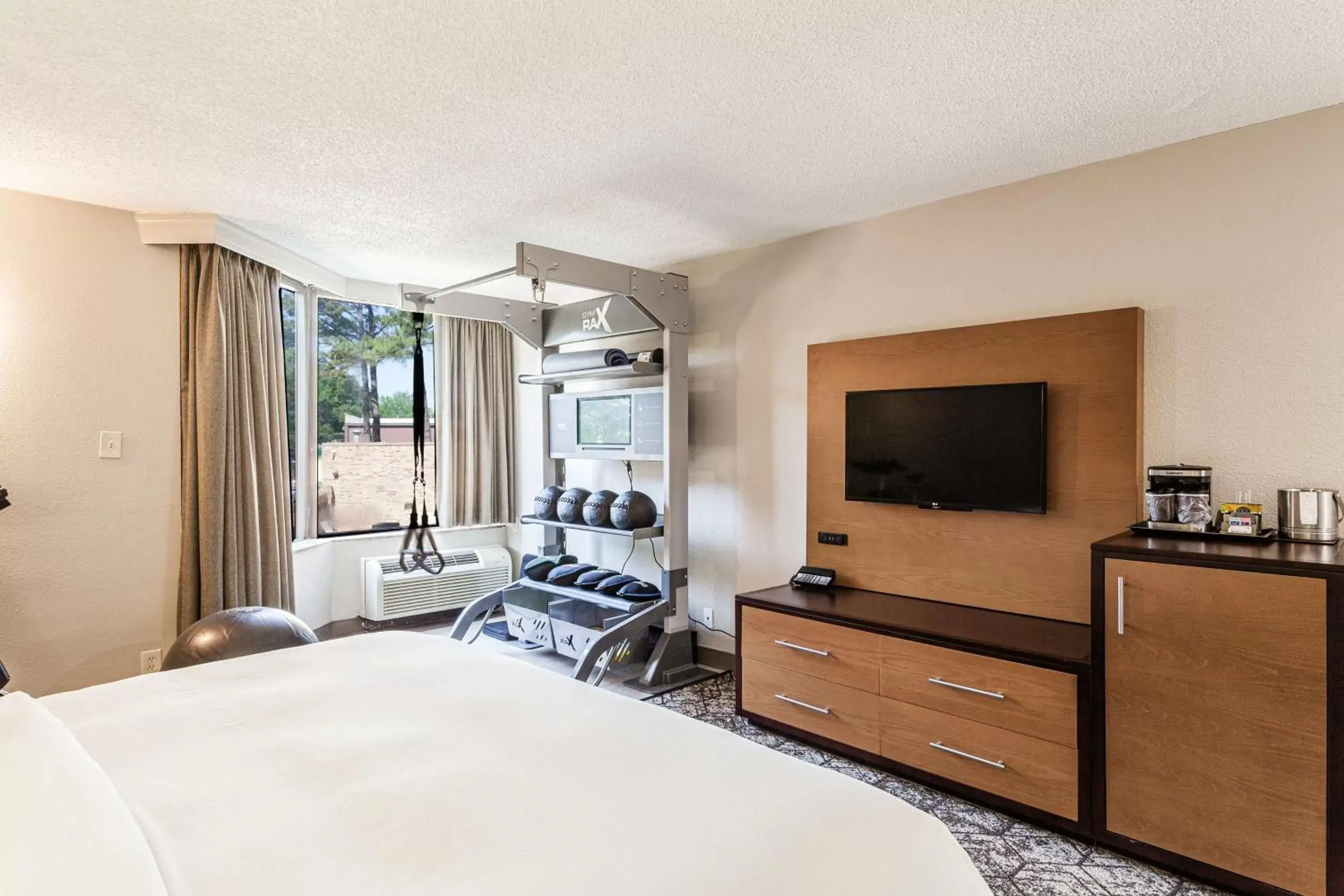 Bedroom, TV/Entertainment Center in DoubleTree by Hilton Memphis