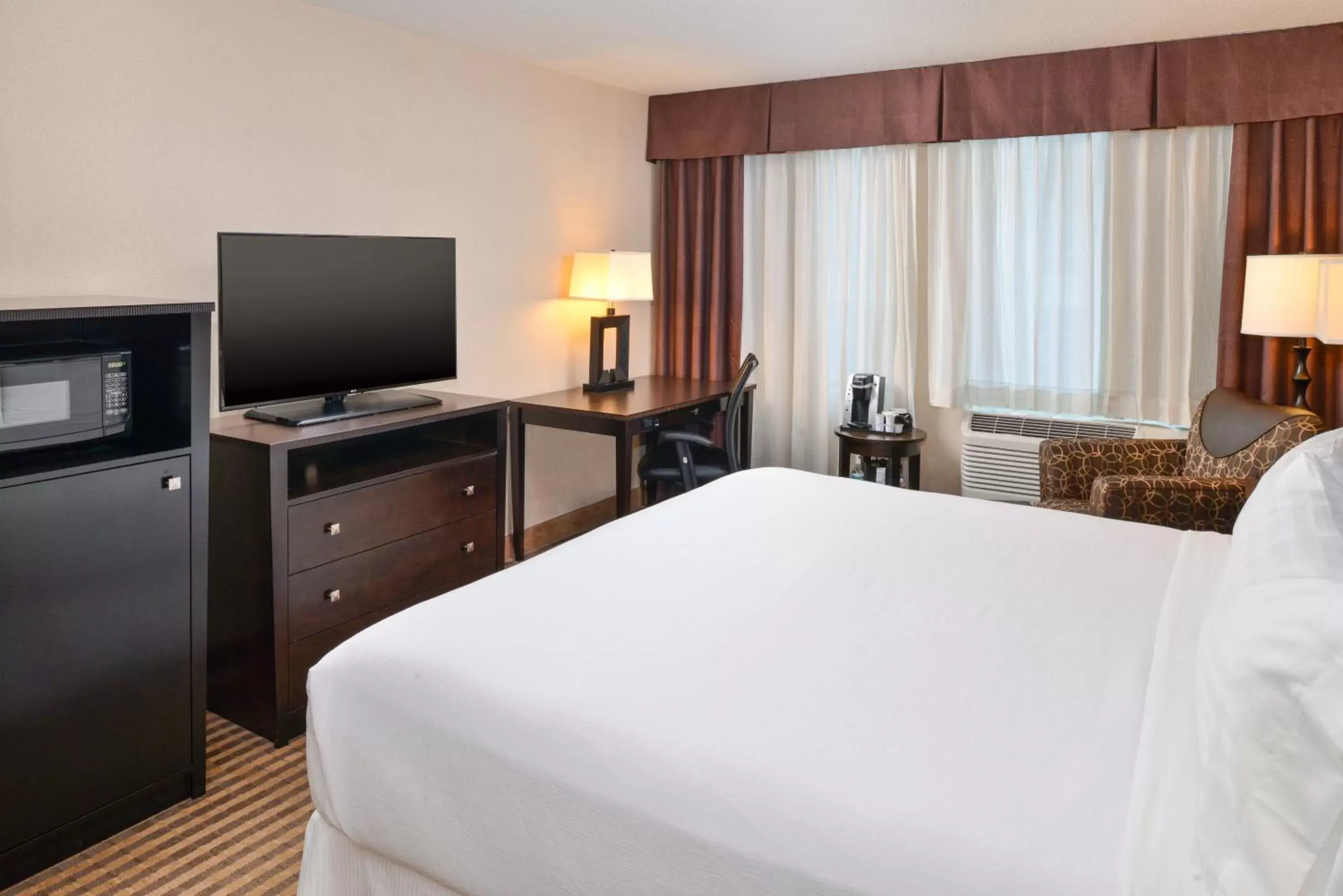 Photo of the whole room, Bed in Holiday Inn Charlotte Center City, an IHG Hotel