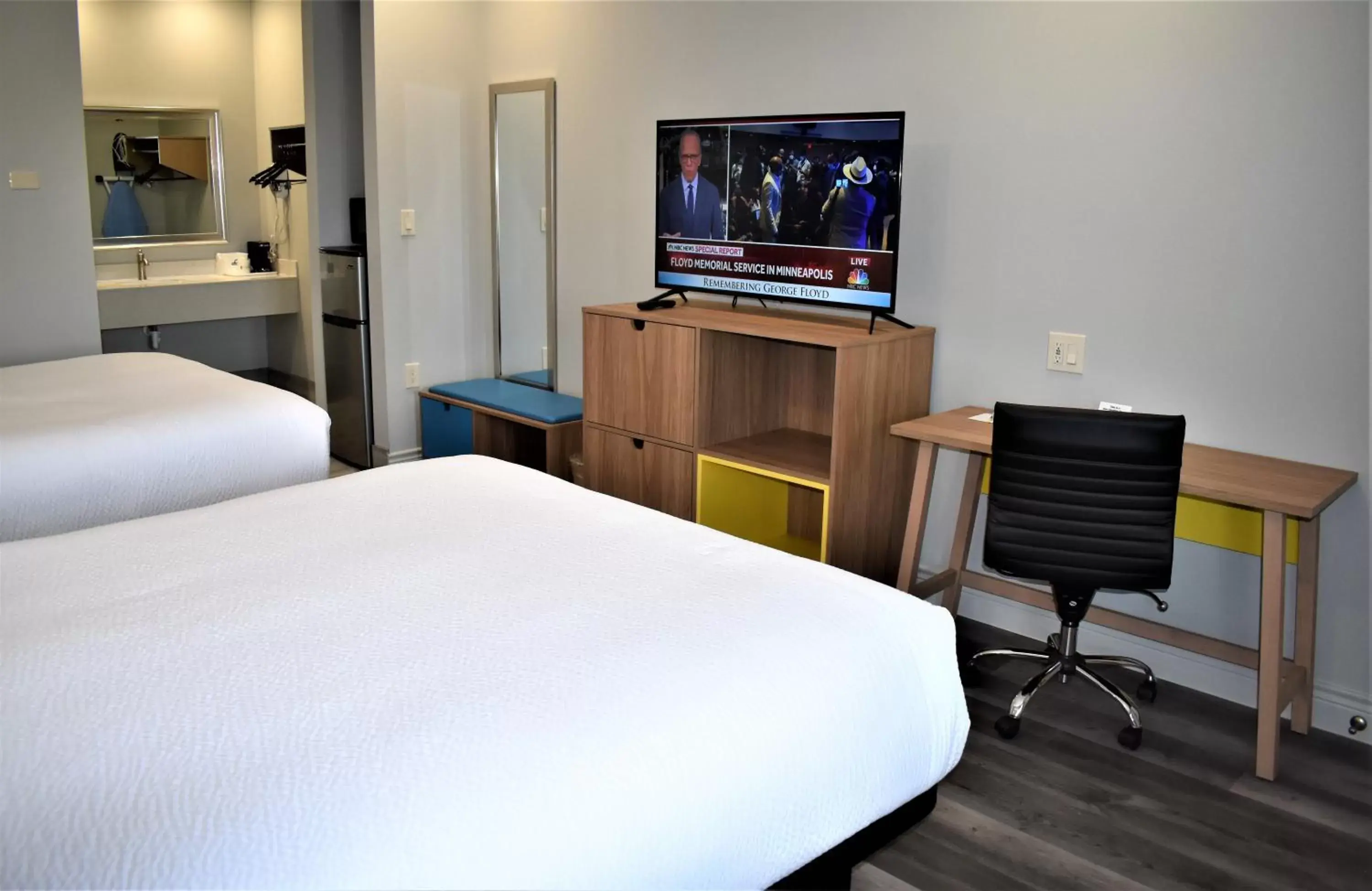 Photo of the whole room, TV/Entertainment Center in Days Inn & Suites by Wyndham Downtown/University of Houston