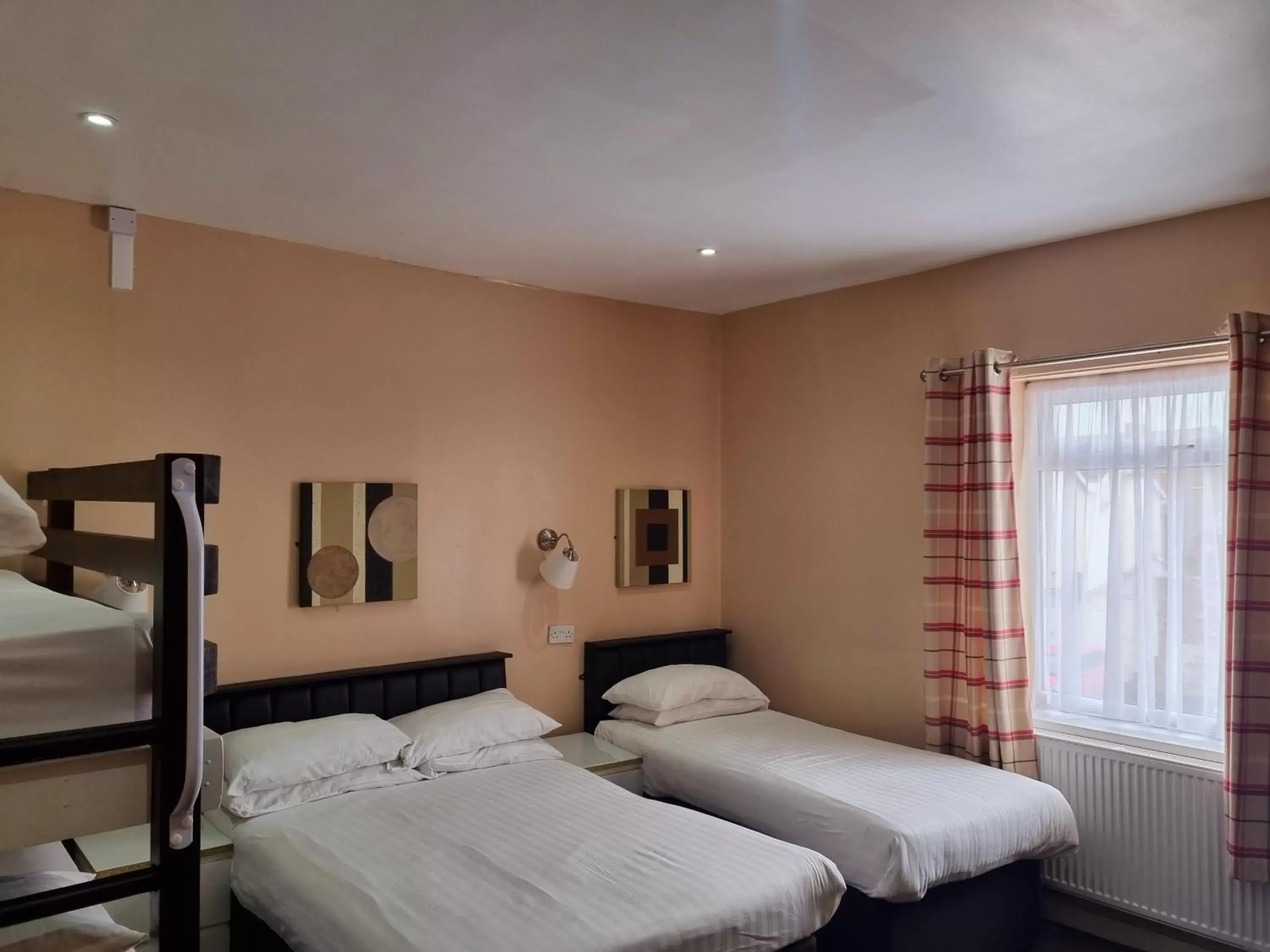 Property building, Bed in The Beechfield Hotel