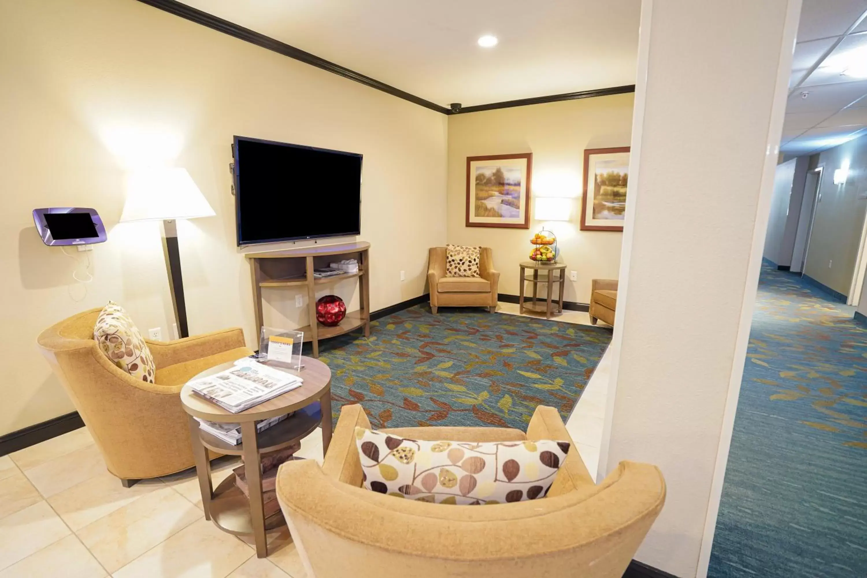 Lobby or reception, TV/Entertainment Center in Candlewood Suites Boise - Towne Square, an IHG Hotel