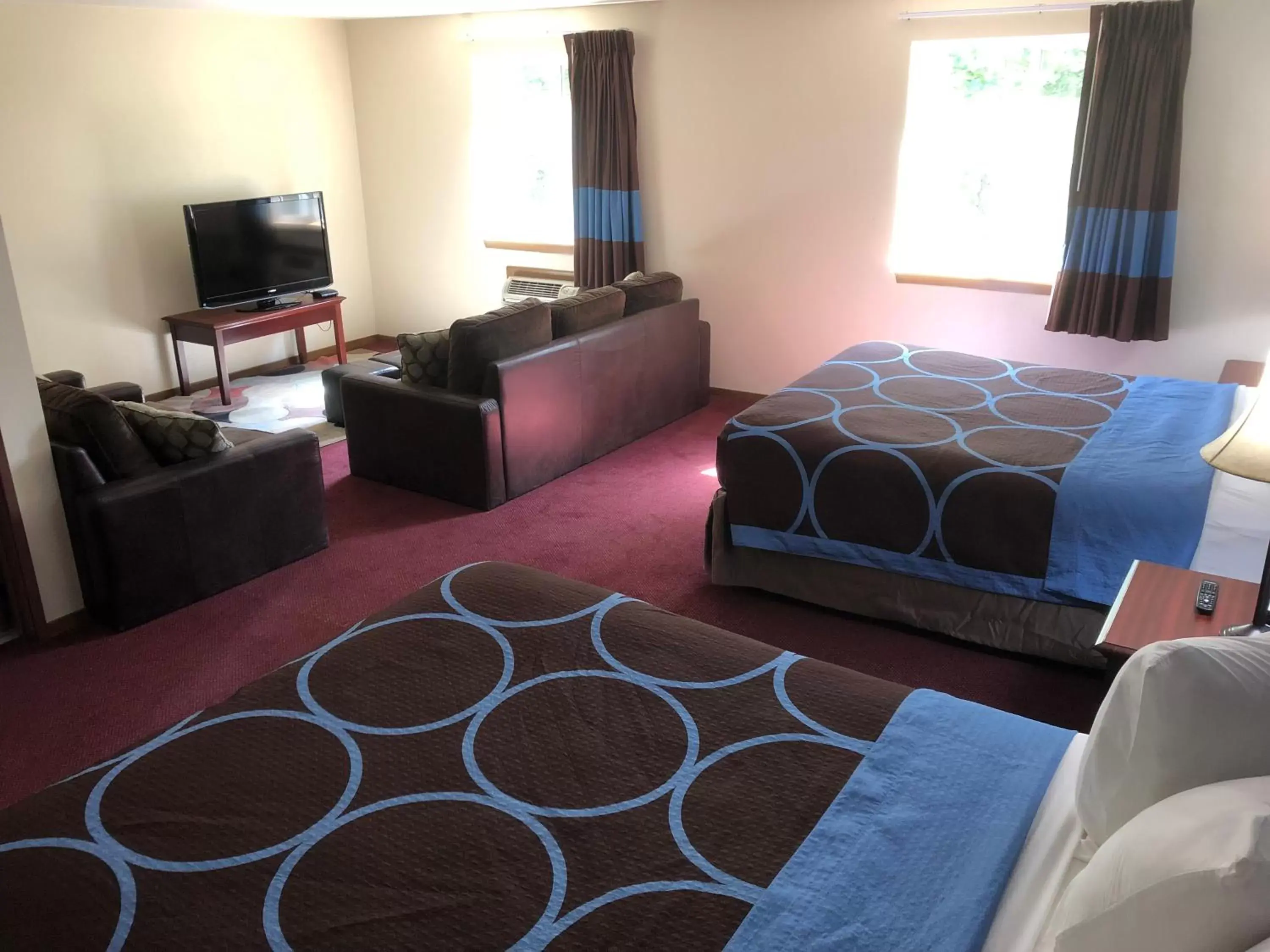 Bedroom, Seating Area in Super 8 by Wyndham Lewiston