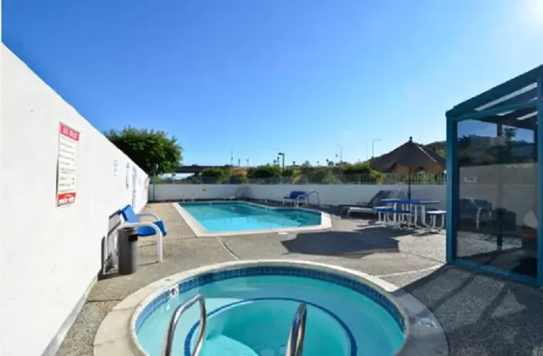 Swimming Pool in America's Best Value Inn of Novato