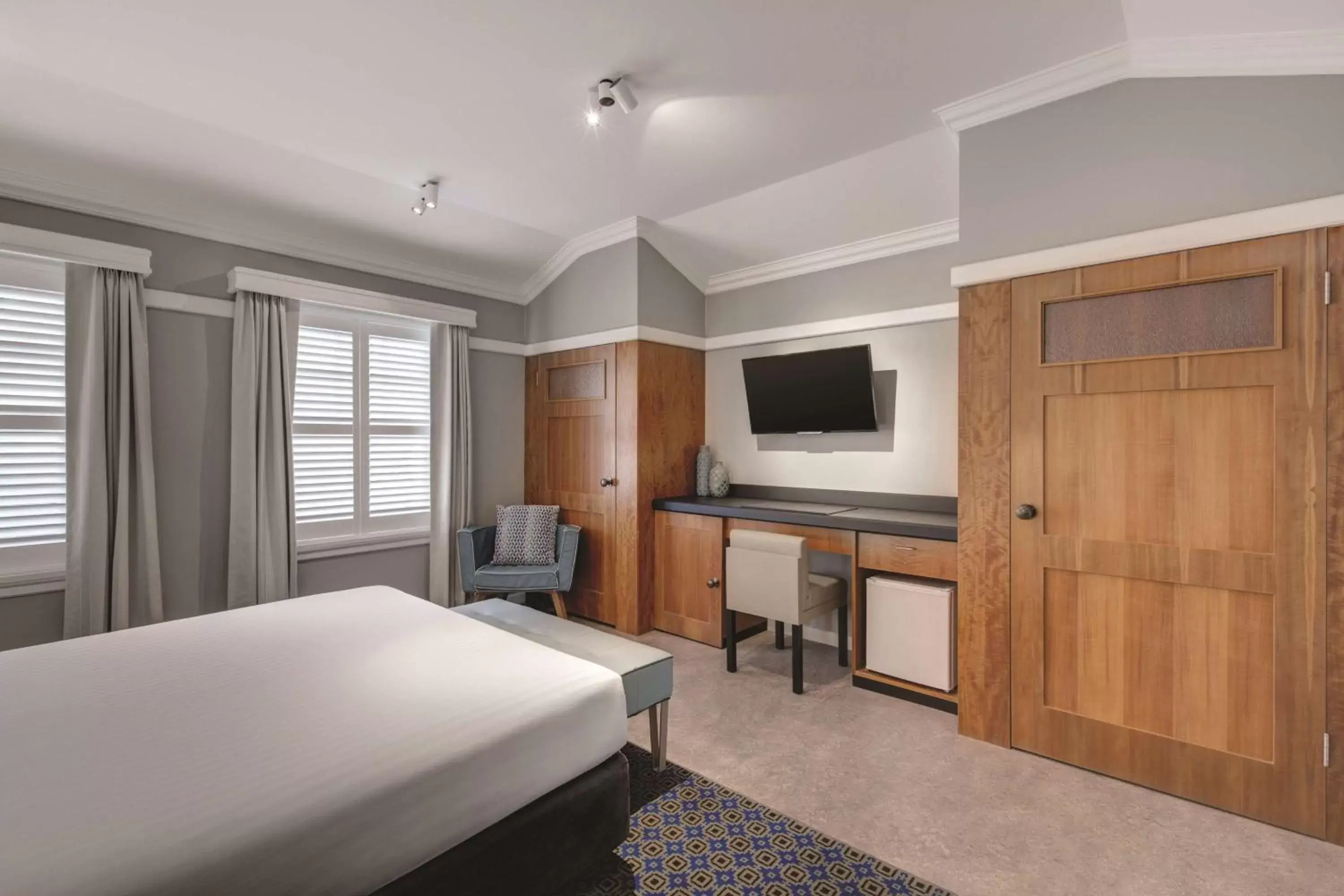 Bedroom, TV/Entertainment Center in Hotel Kurrajong Canberra