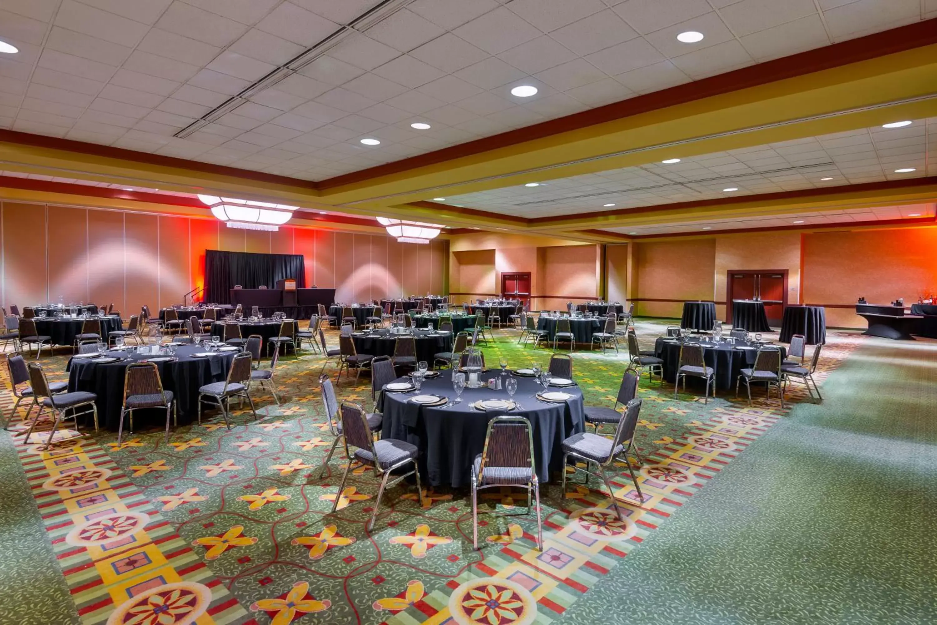Meeting/conference room, Restaurant/Places to Eat in University Plaza Hotel