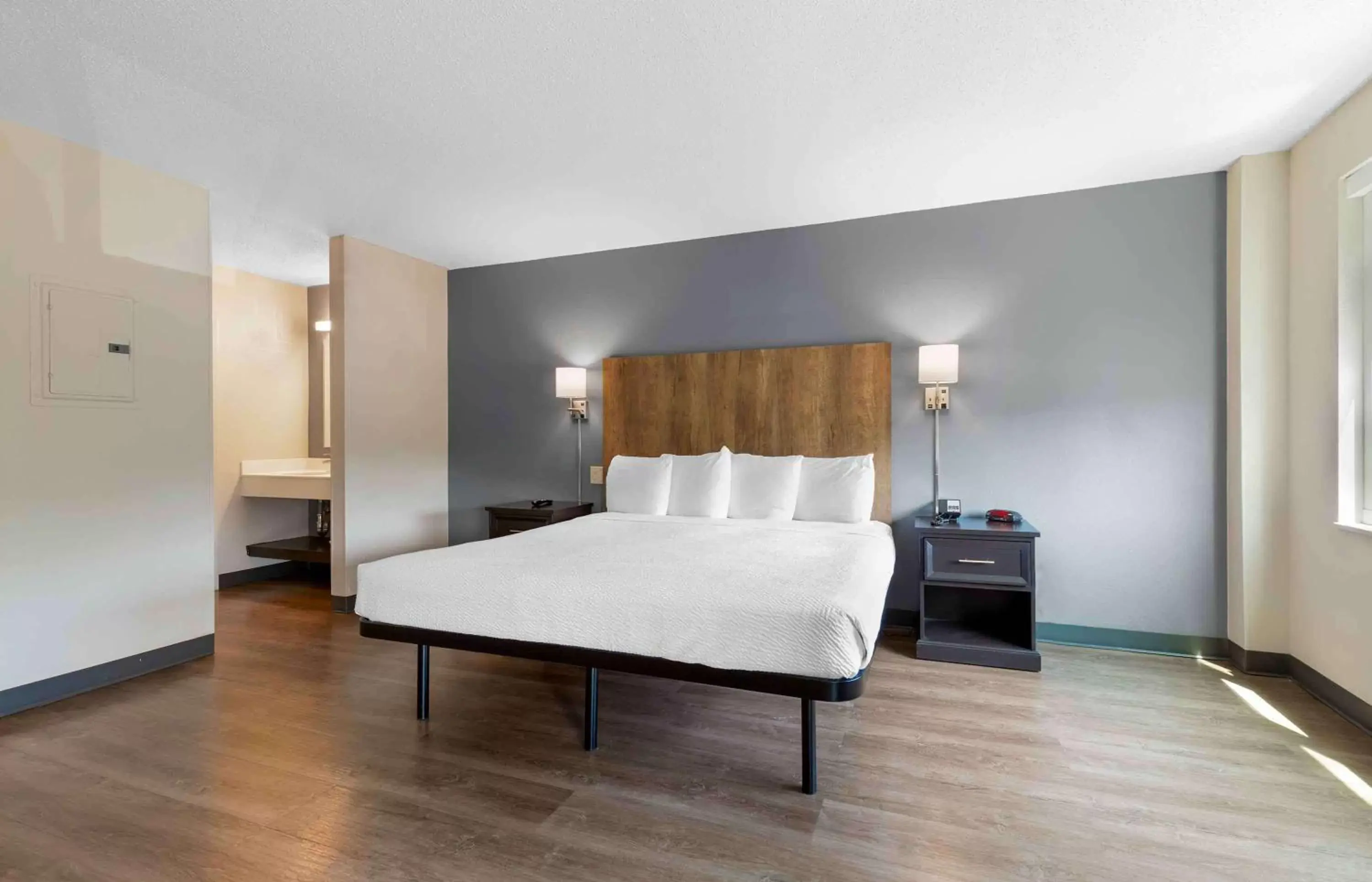 Bedroom, Bed in Extended Stay America Suites - Washington, DC - Centreville - Manassas