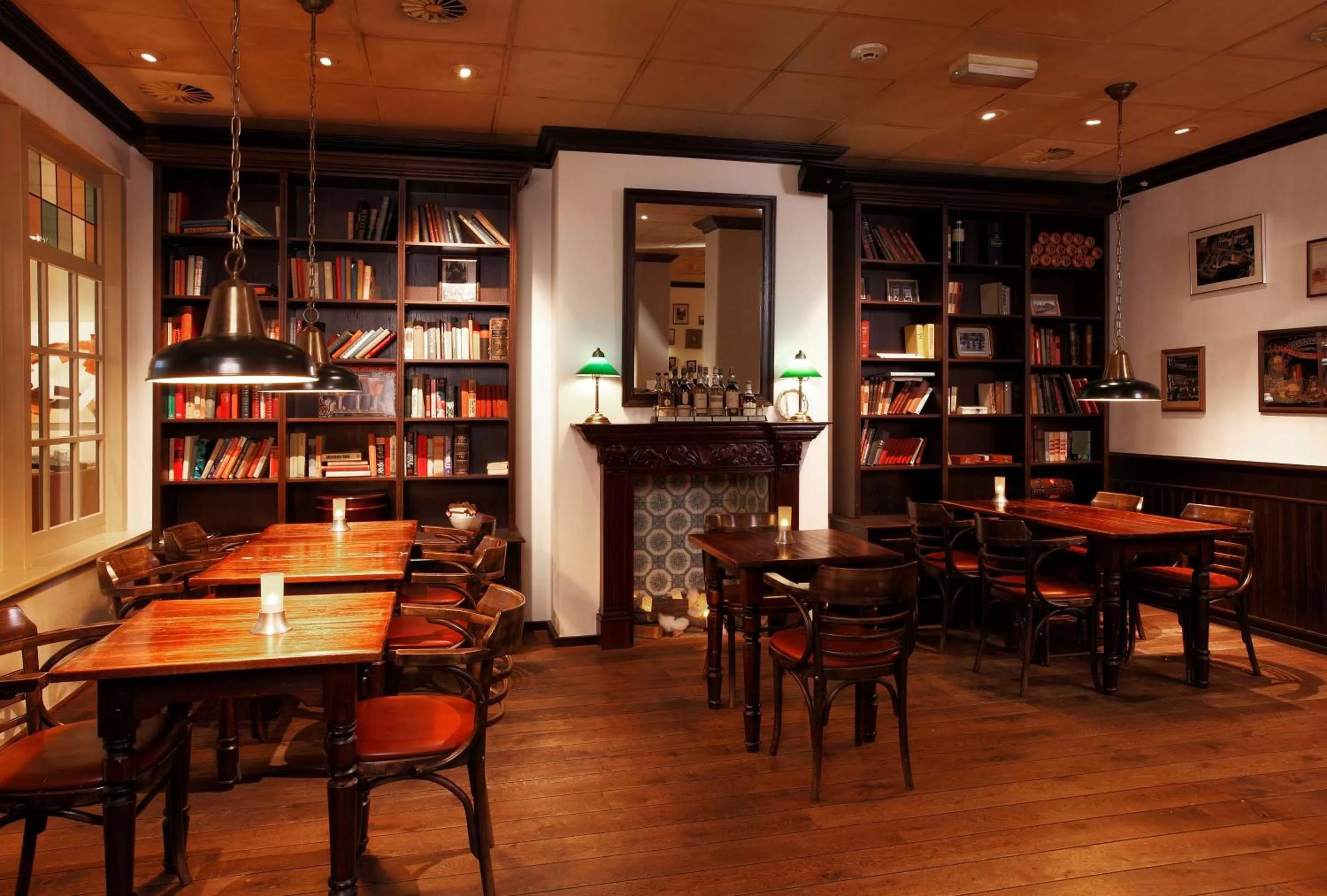 Lounge or bar, Library in NH Capelle Rotterdam