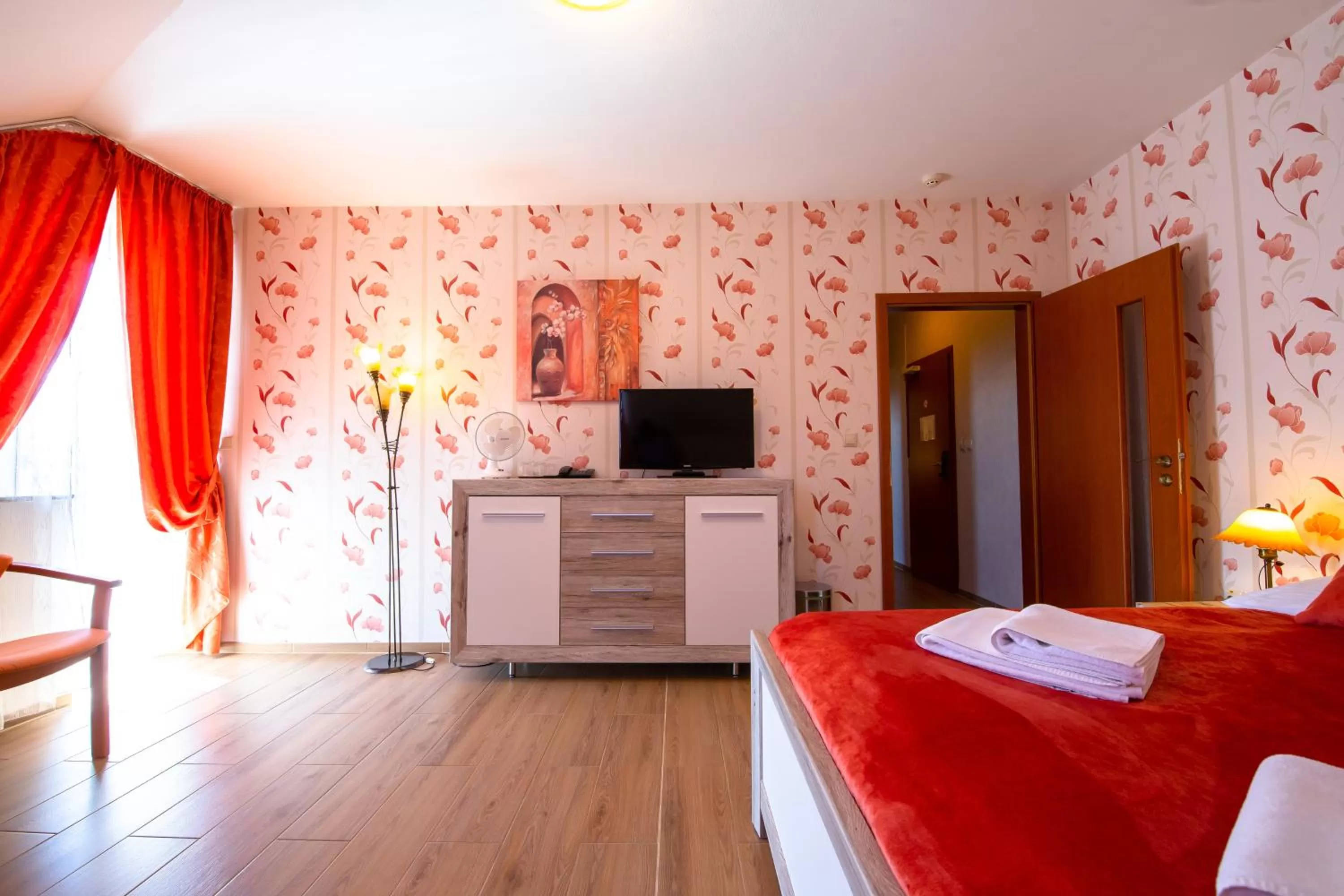 Communal lounge/ TV room, Bed in Hotel Orchidea Spa & Wellness