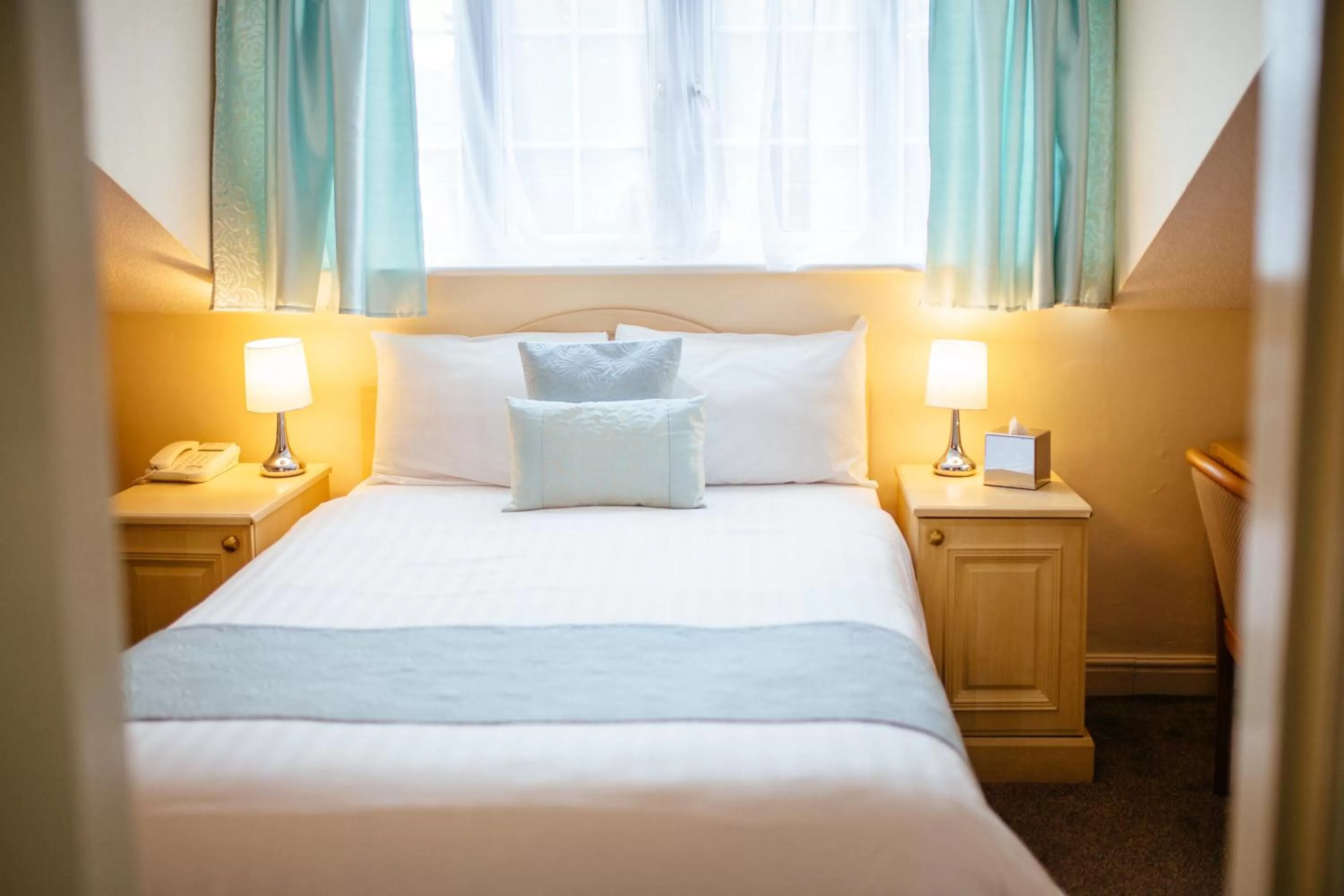 Bedroom, Bed in Pymgate Lodge Hotel Manchester Airport