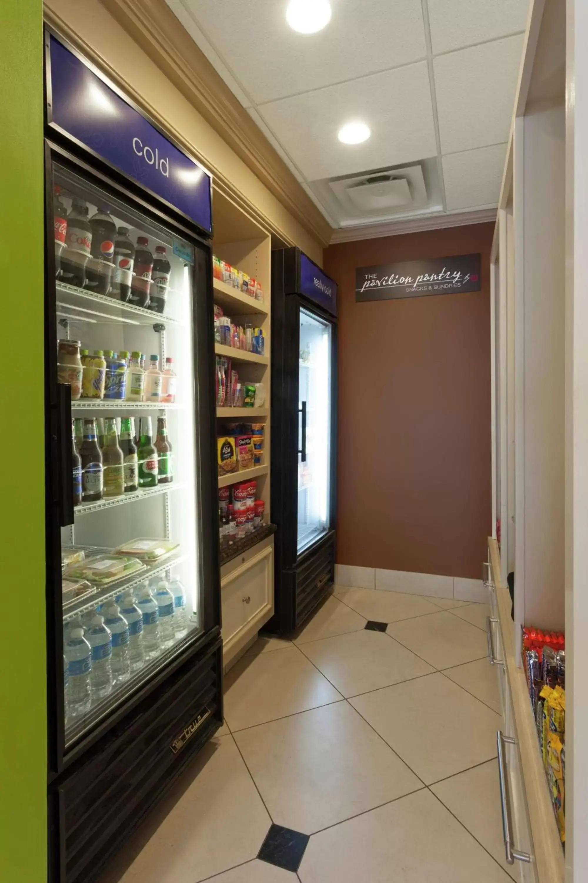 Dining area, Supermarket/Shops in Hilton Garden Inn Gainesville