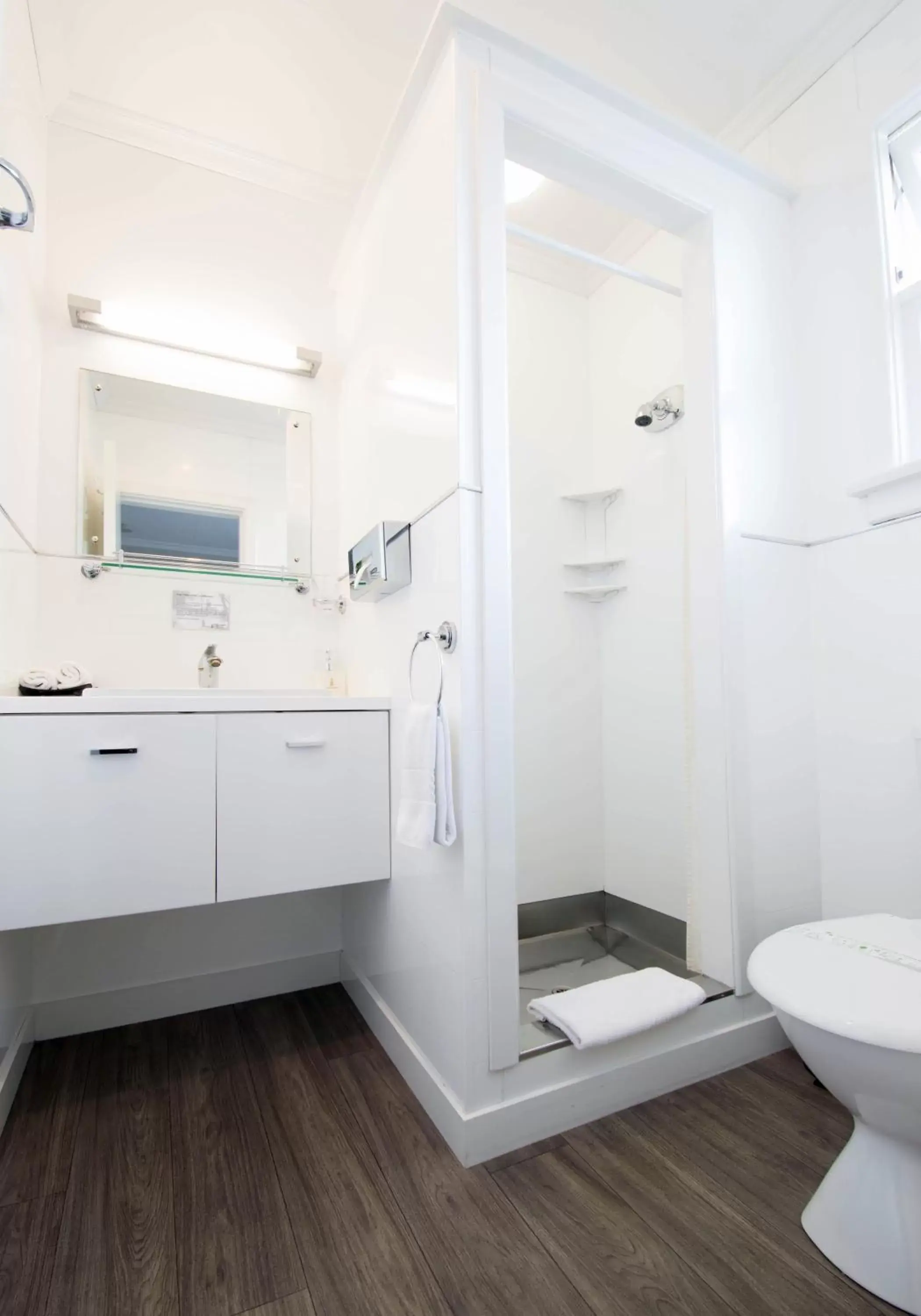 Bathroom in Tower Lodge Motel