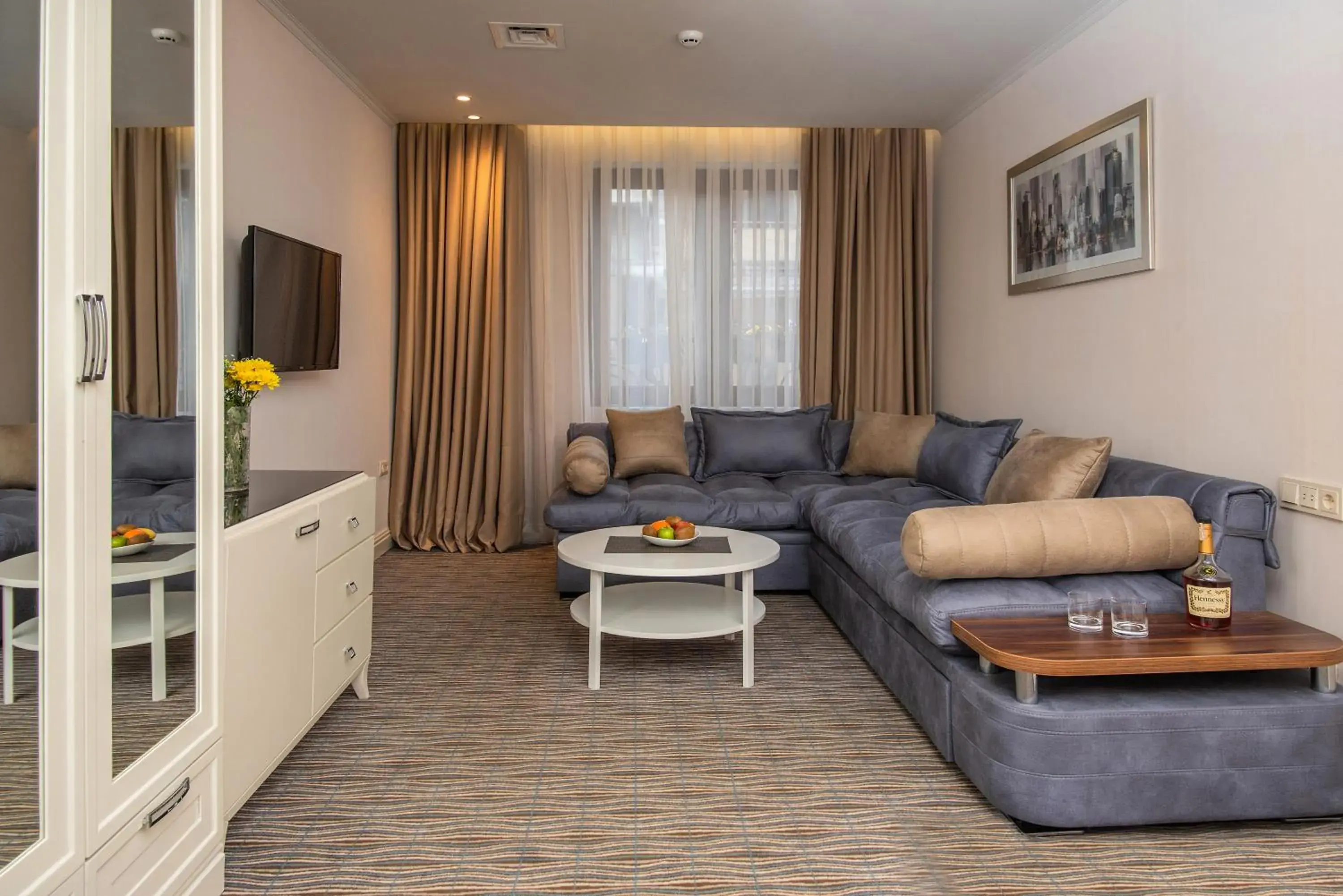 Living room, Seating Area in City Avenue Hotel