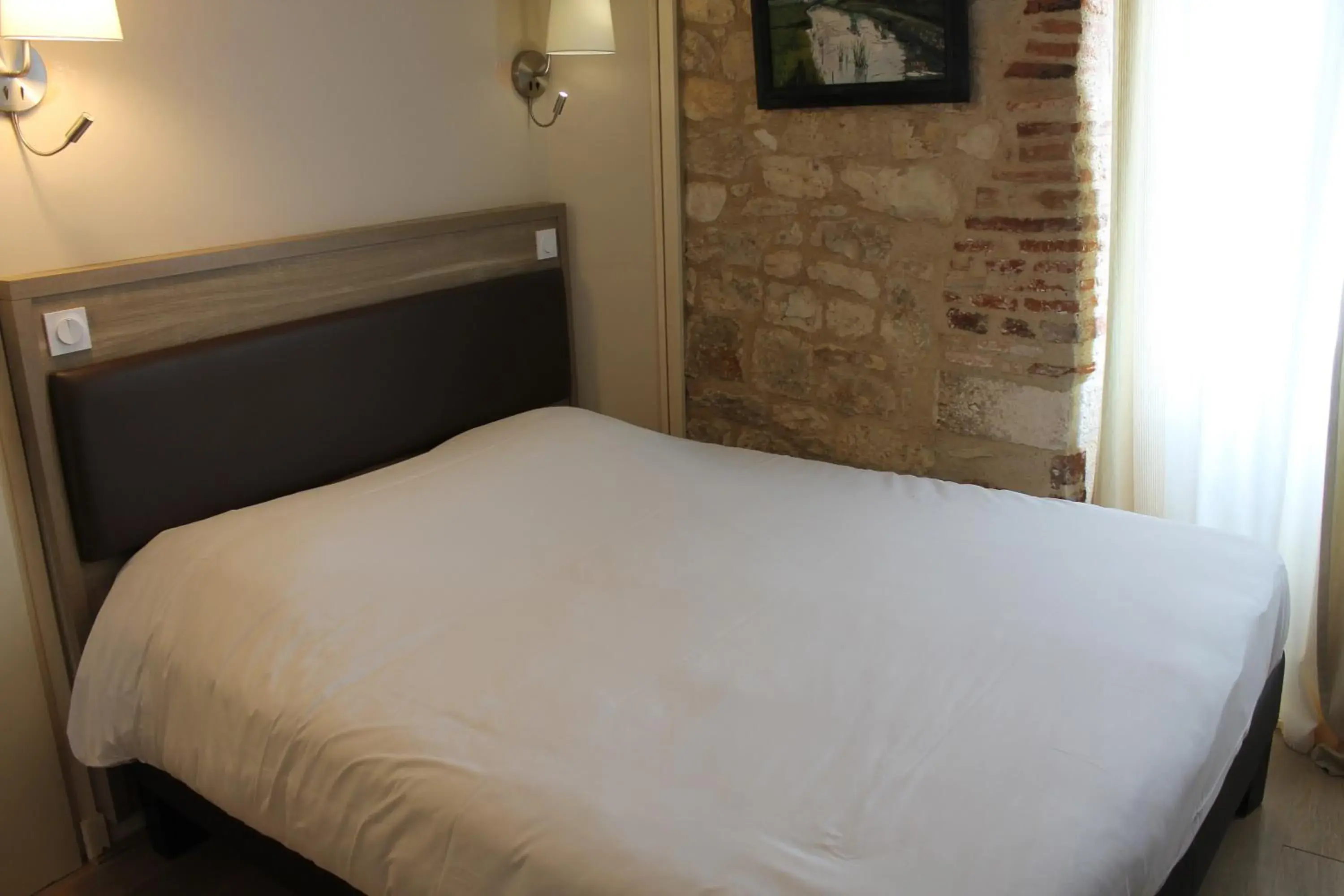 Bed in Logis Auberge de la Tour