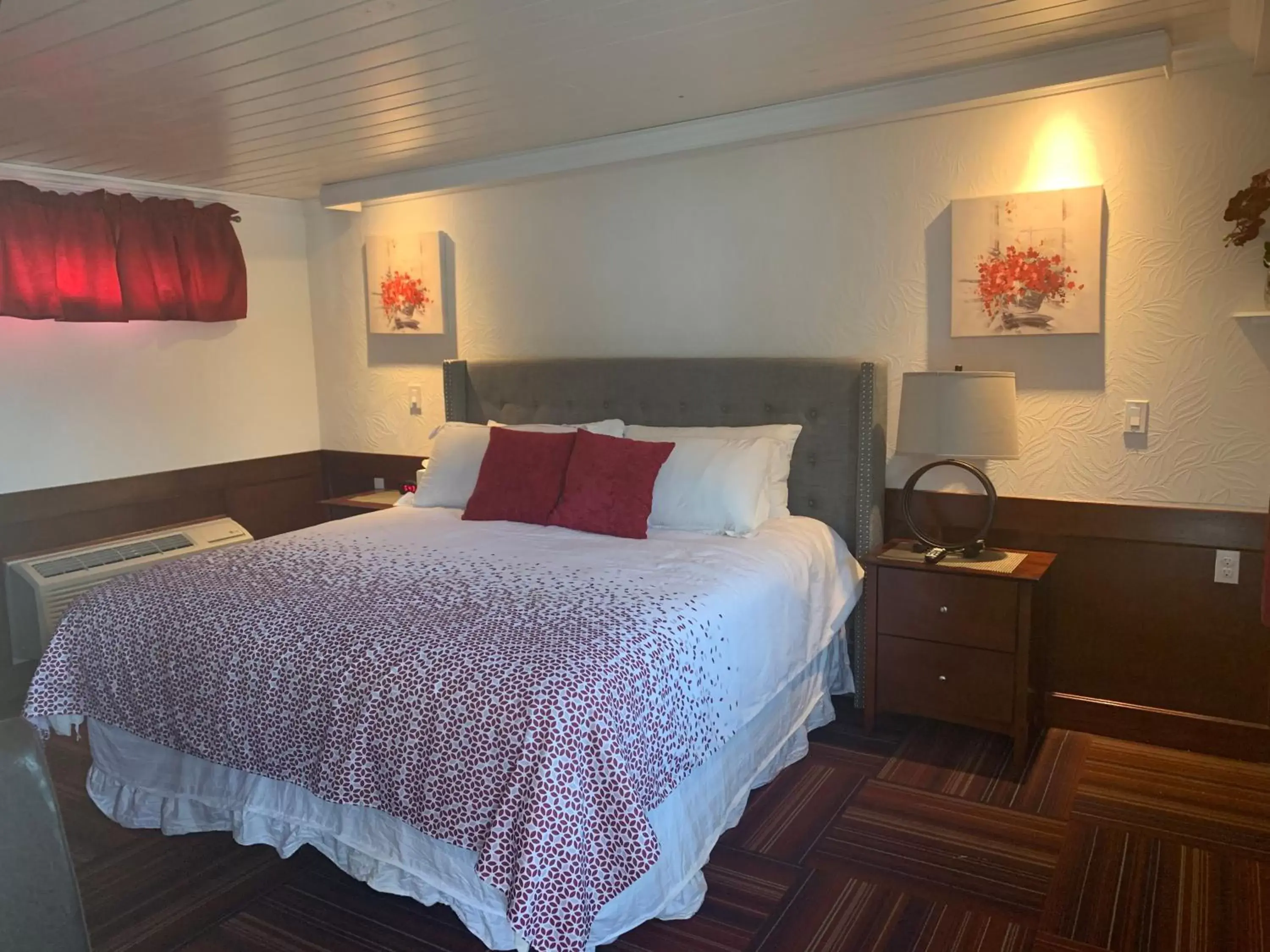 Bed in Atlantic Coast Inn Bed in Atlantic Coast Inn