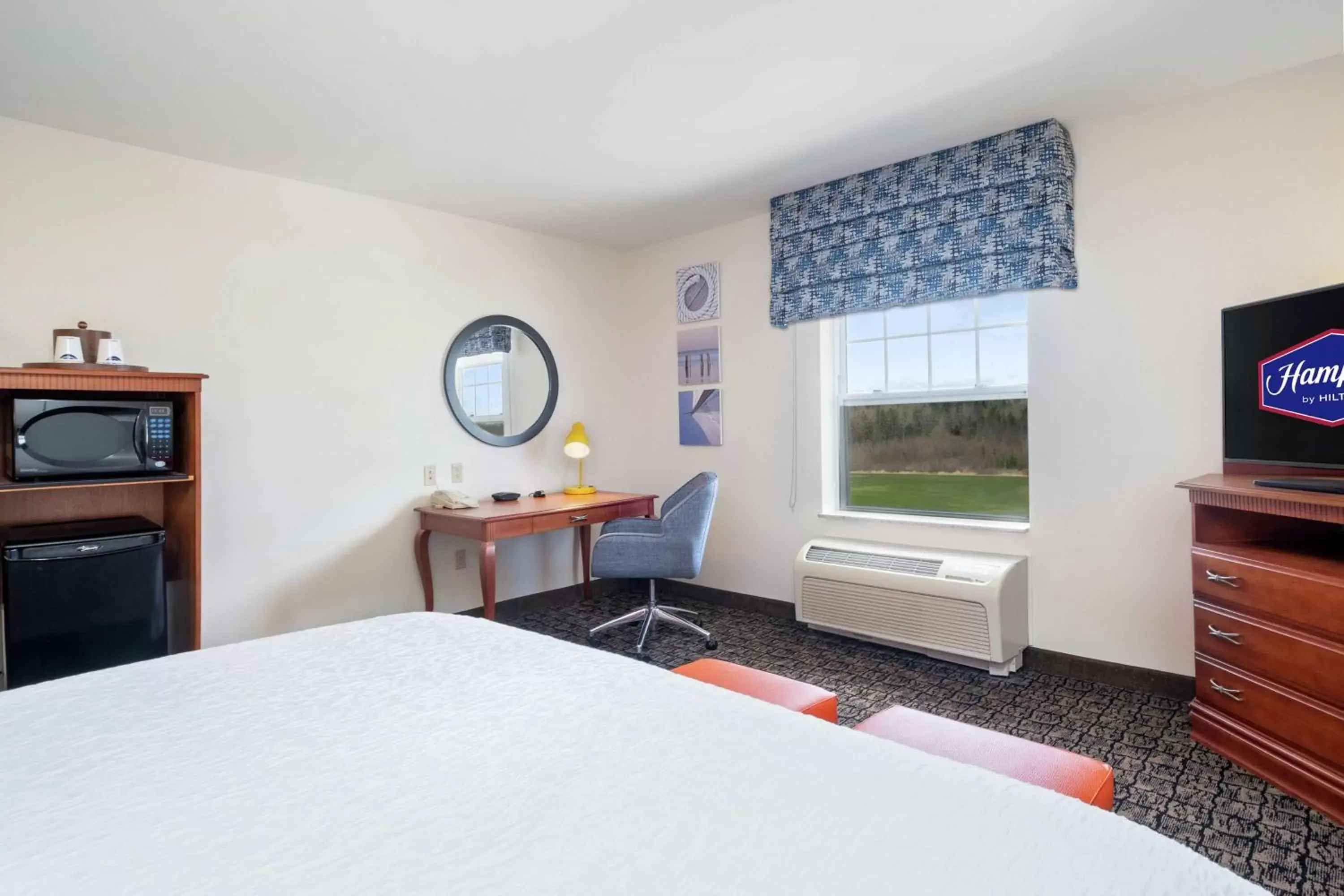 Bedroom, Bed in Hampton Inn & Suites Rockland