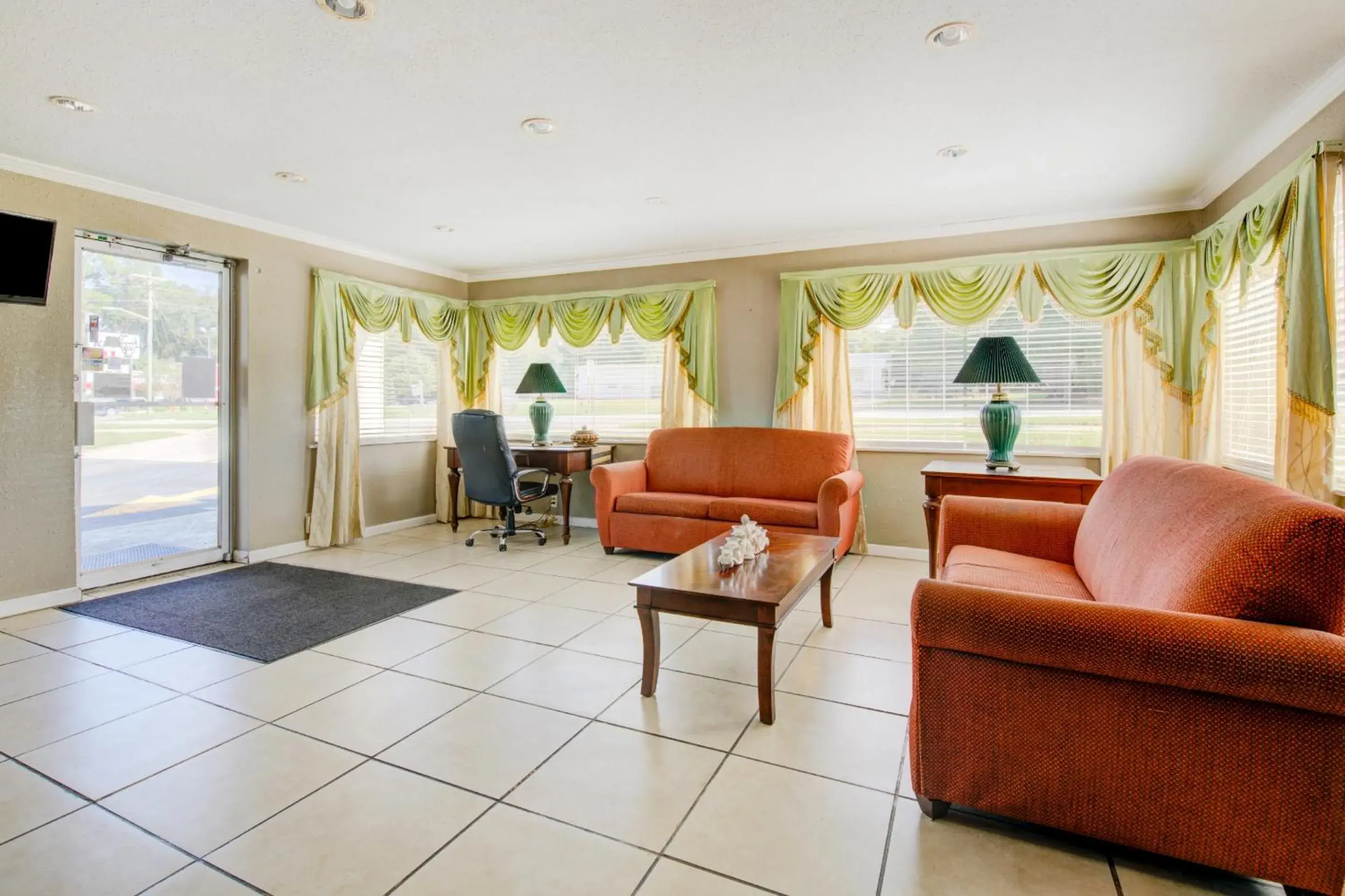 Lobby or reception, Seating Area in OYO Hotel Douglas GA US-441