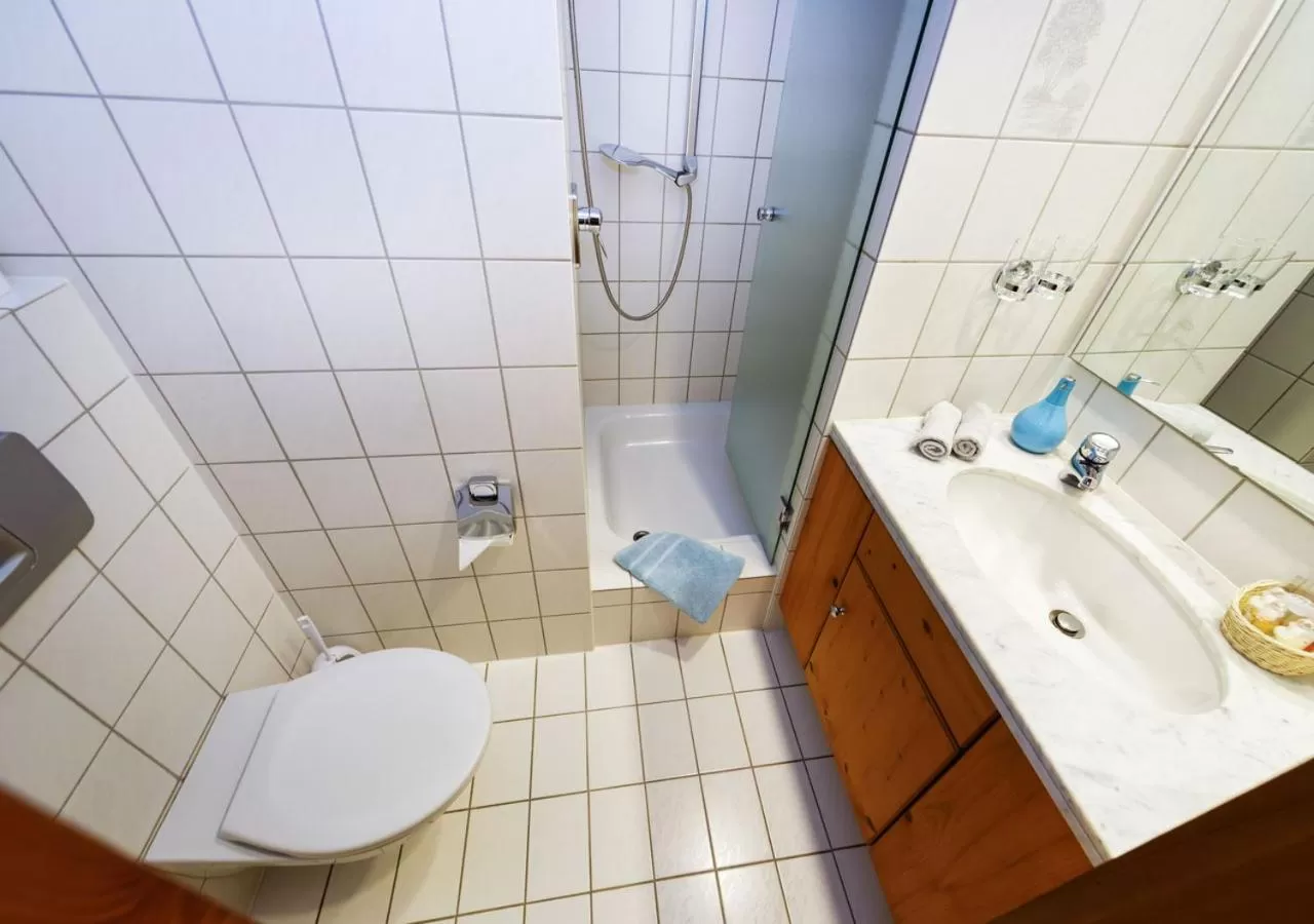 Bathroom in Krone - Hotel Garni