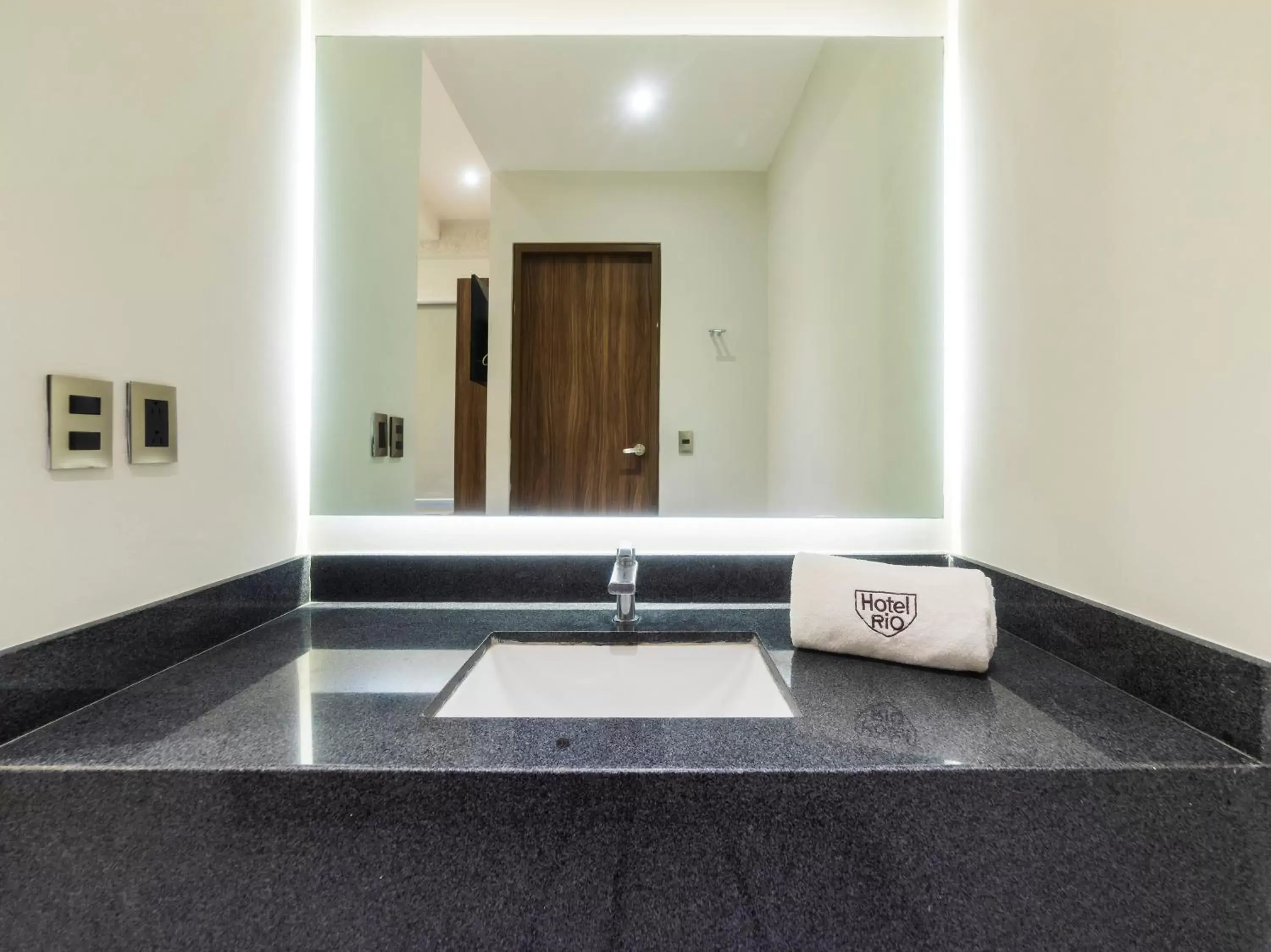 Bathroom, Swimming Pool in Hotel Río