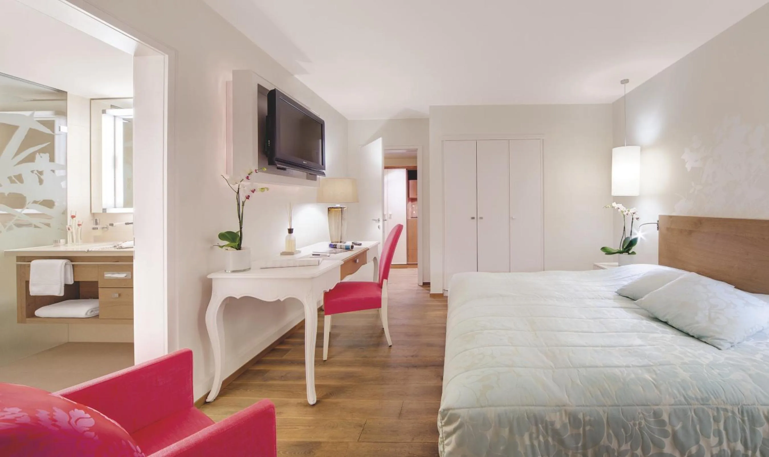 Photo of the whole room in Giardino Ascona