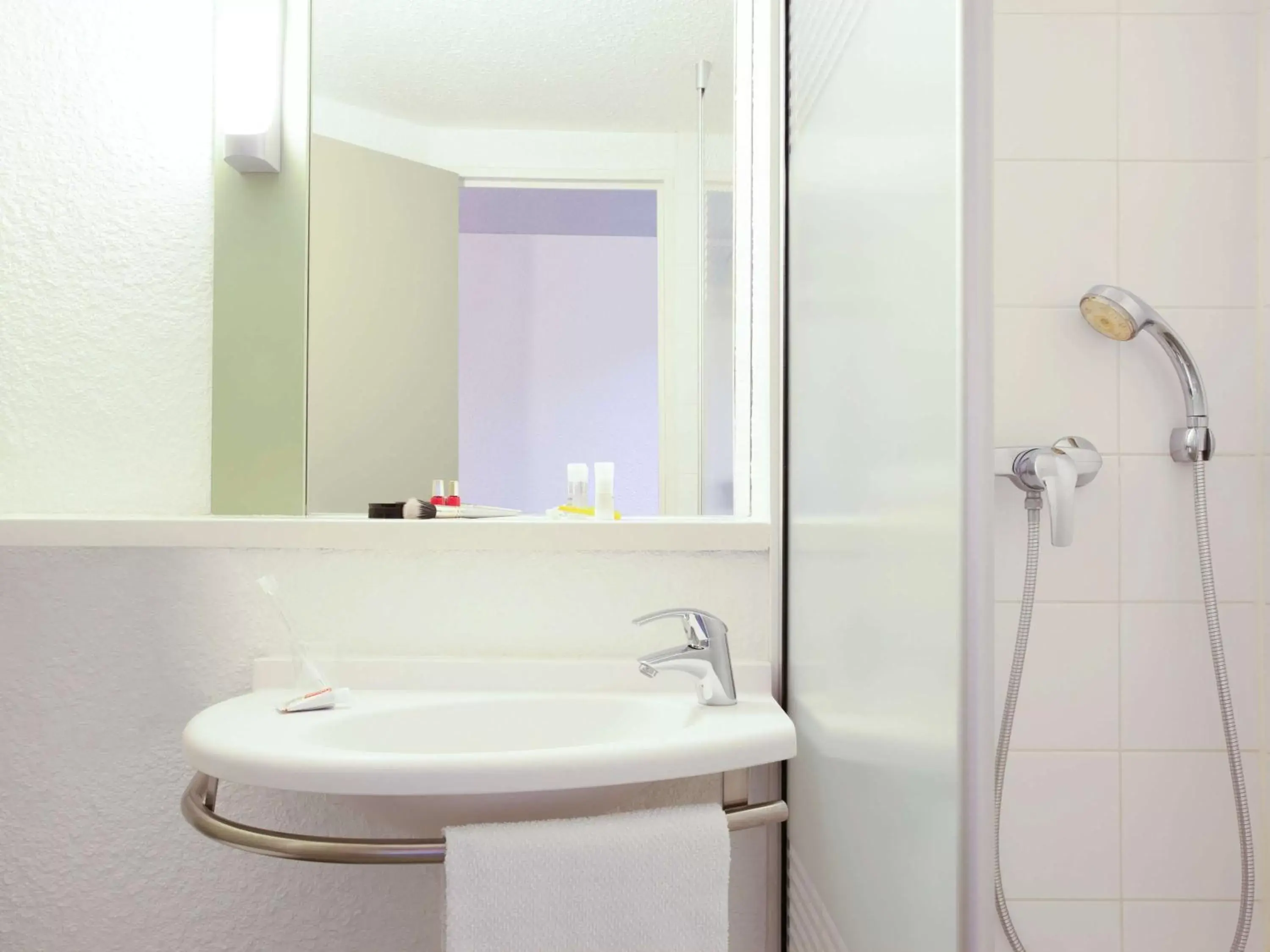 Photo of the whole room, Bathroom in ibis budget Tarbes